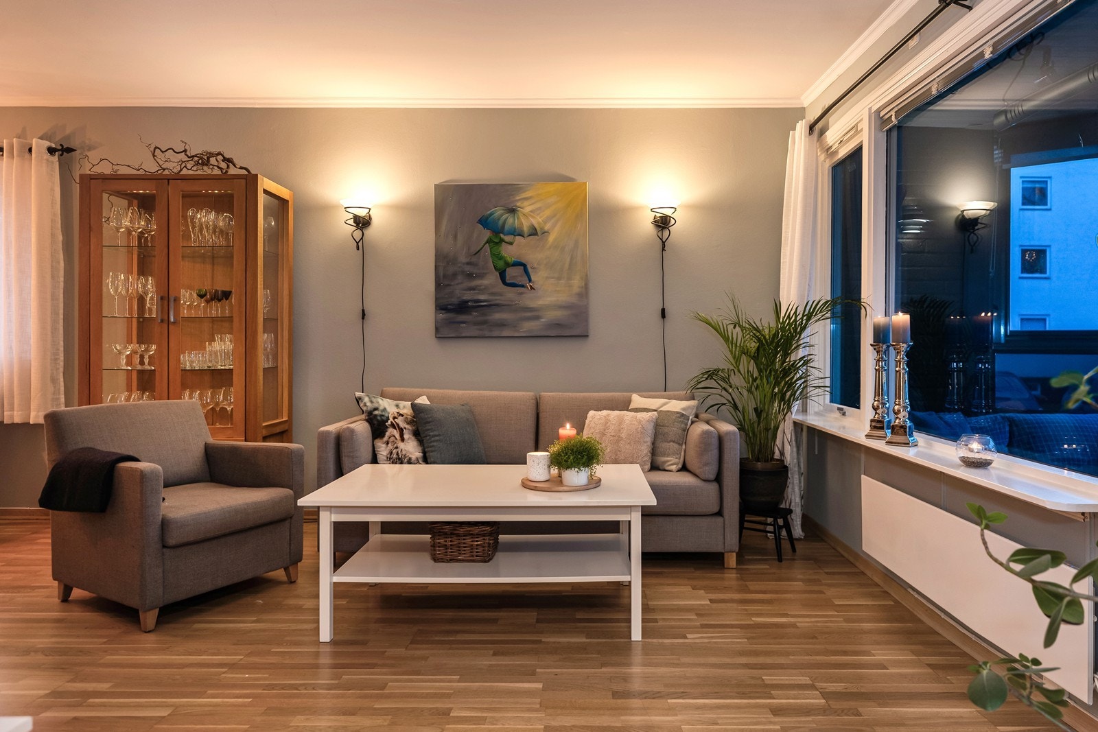 De store vindusflatene gir godt med dagslys og en åpen romfølelse. Galleribilde