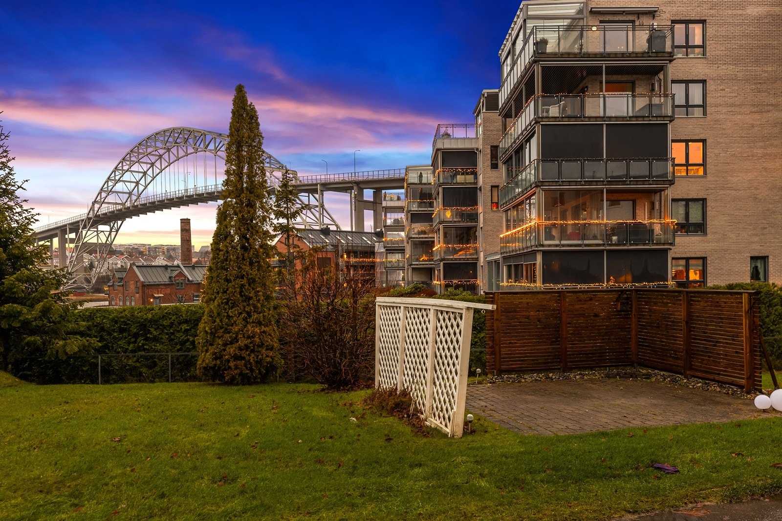 På sommerhalvåret settes det opp stoler og bord på uteplassene som fritt kan benyttes av beboerne. Galleribilde