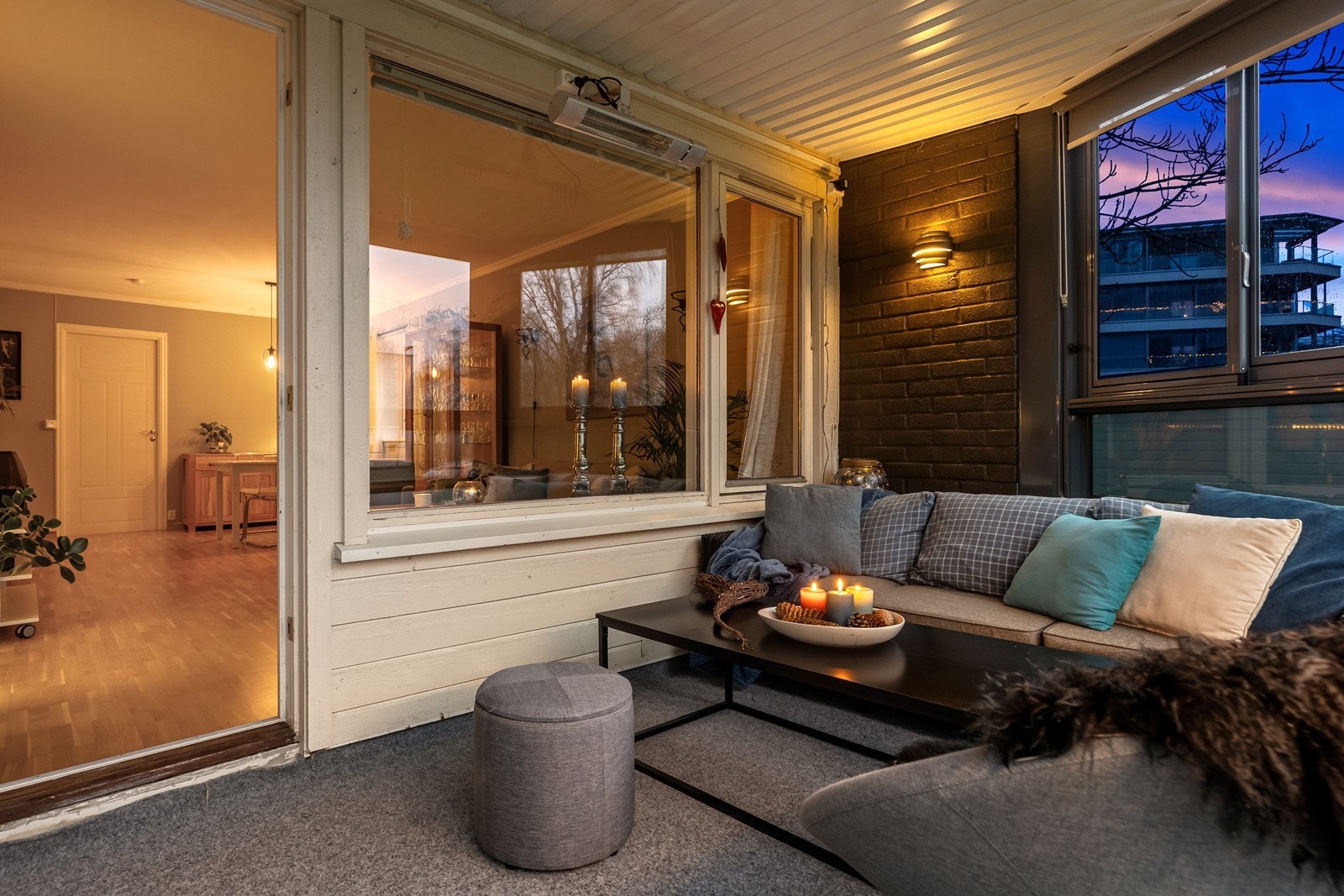 Den sørvendte, innglassede balkongen på 8 m² fungerer som en forlengelse av stuen. Galleribilde