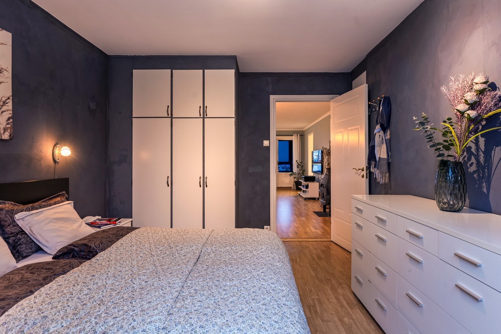 I tillegg til de plassbygde garderobeskapene er det ytterligere plass til f.eks kommoder slik selger har. Galleribilde