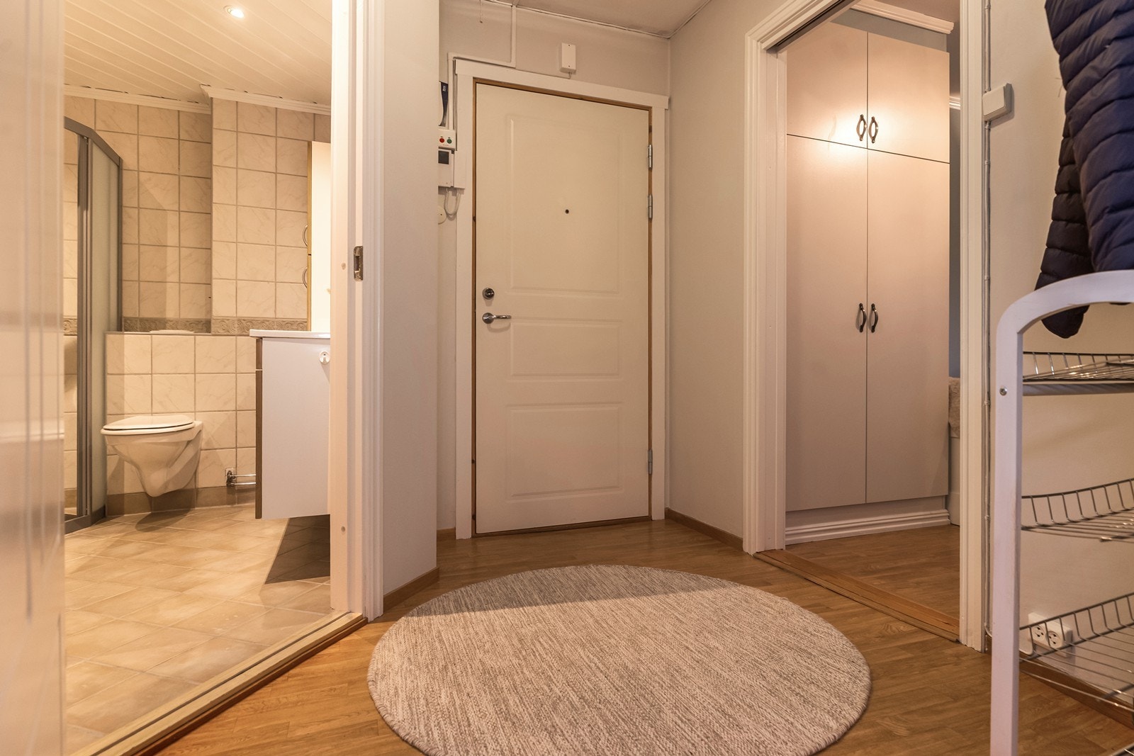 Alle leilighetene har felles brannvarslingsystem og det er callinganlegg med video slik at du ser hvem som ringer på. Galleribilde