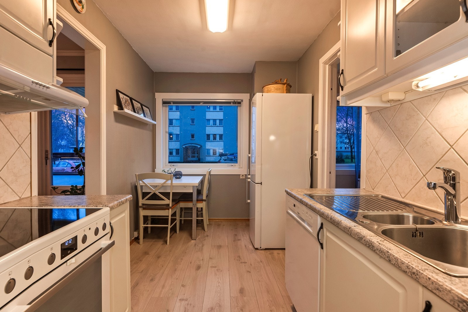 Hverdagsmåltidene kan du nyte ved kjøkkenbordet, trivelig plassert ved vinduet. Galleribilde