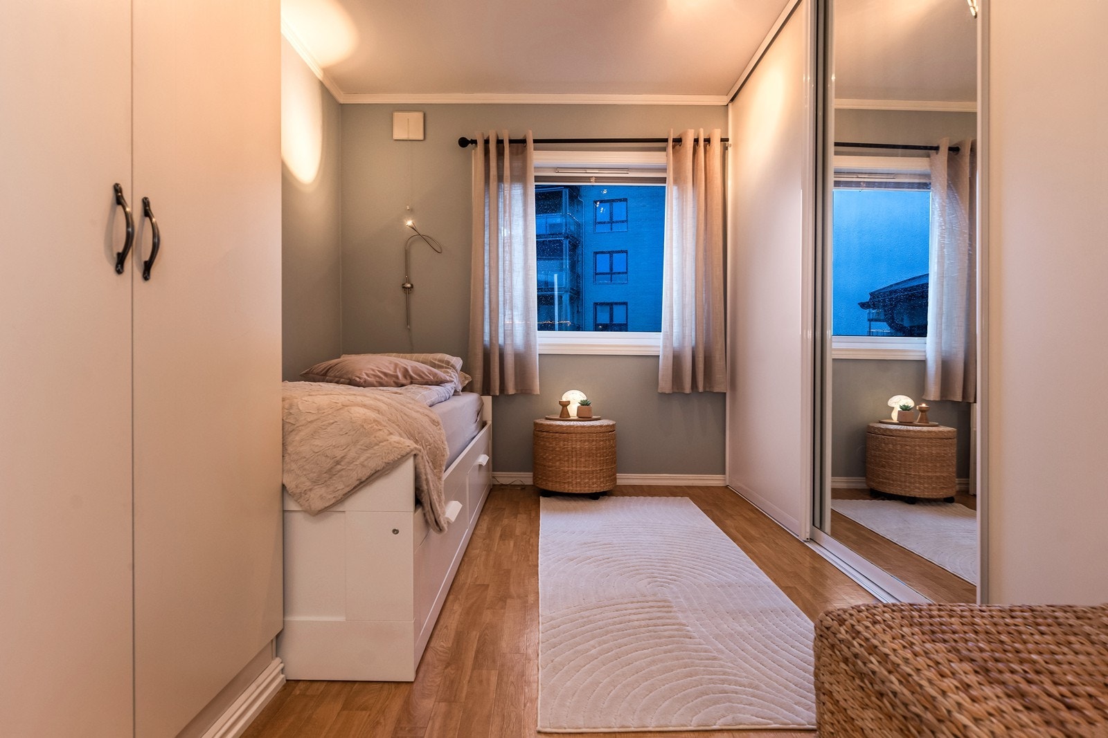 Det andre soverommet har en arealeffektiv skyvedør og en praktisk skyvedørsgarderobe i tillegg til et plassbygget skap. Galleribilde