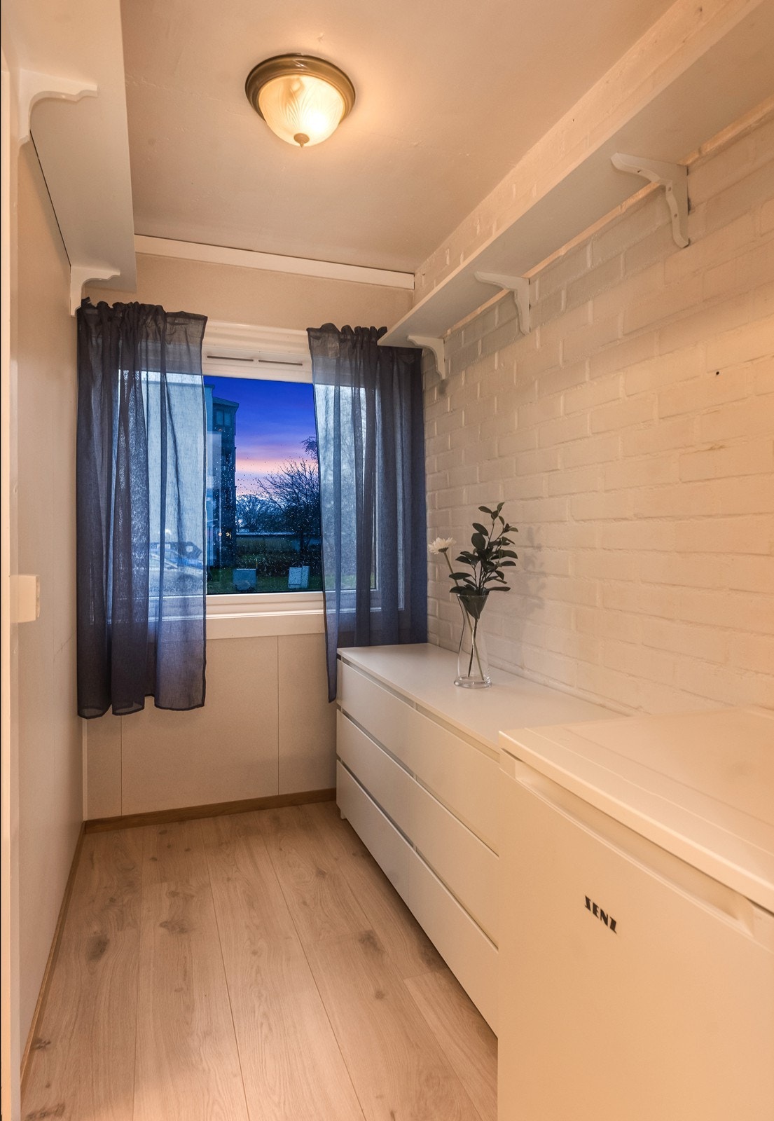 Leiligheten har to praktiske innvendige boder for ekstra lagringsplass. Denne boden har flere innredet til hobbyrom eller hjemmekontor. Galleribilde