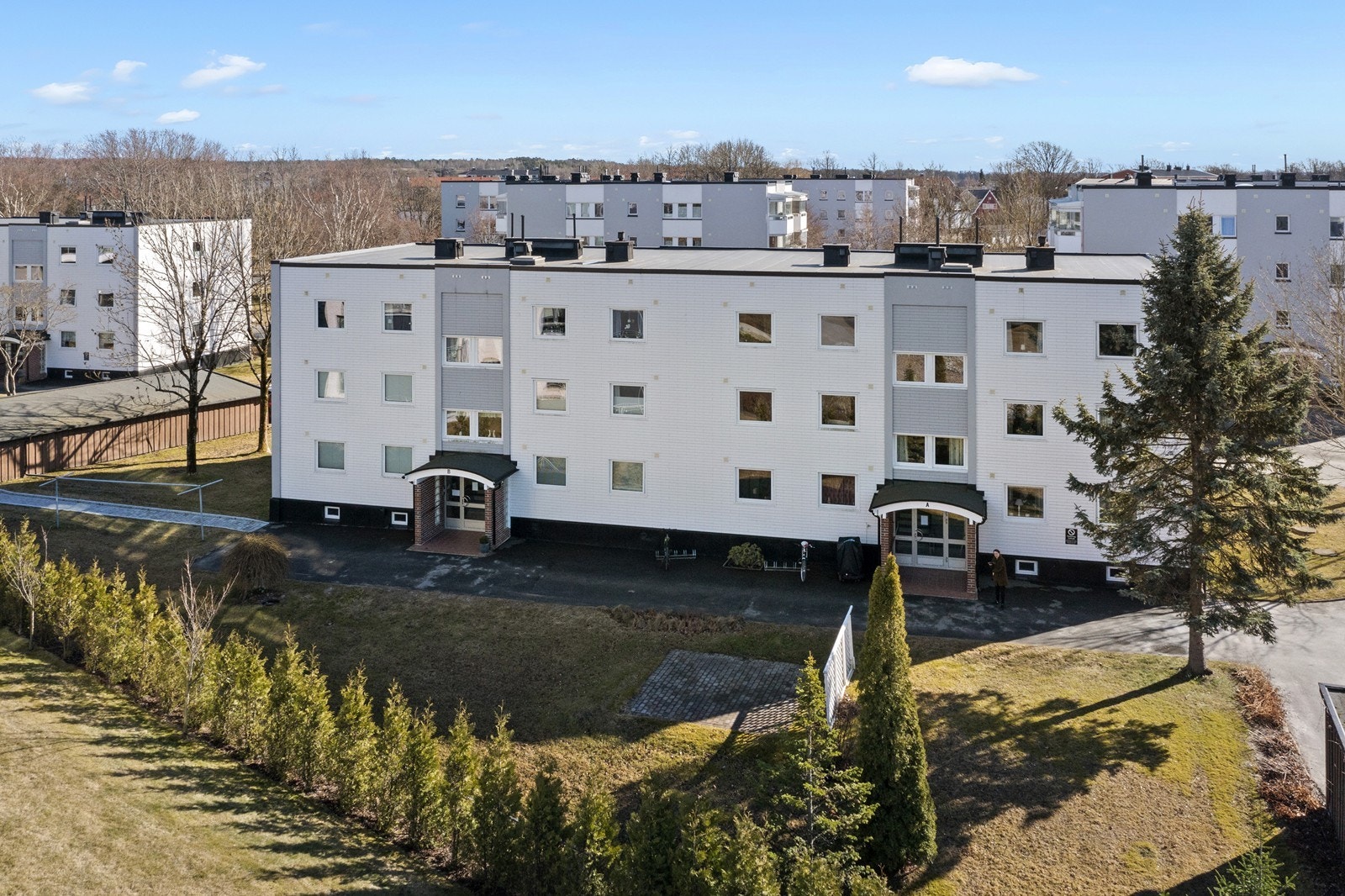 Leiligheten ligger i et rolig boligområde med gangavstand til butikksenteret på Brohodet med Rema1000, blomsterforretning, Vinmonopolet og ulike servicefunksjoner. (Arkivfoto) Galleribilde