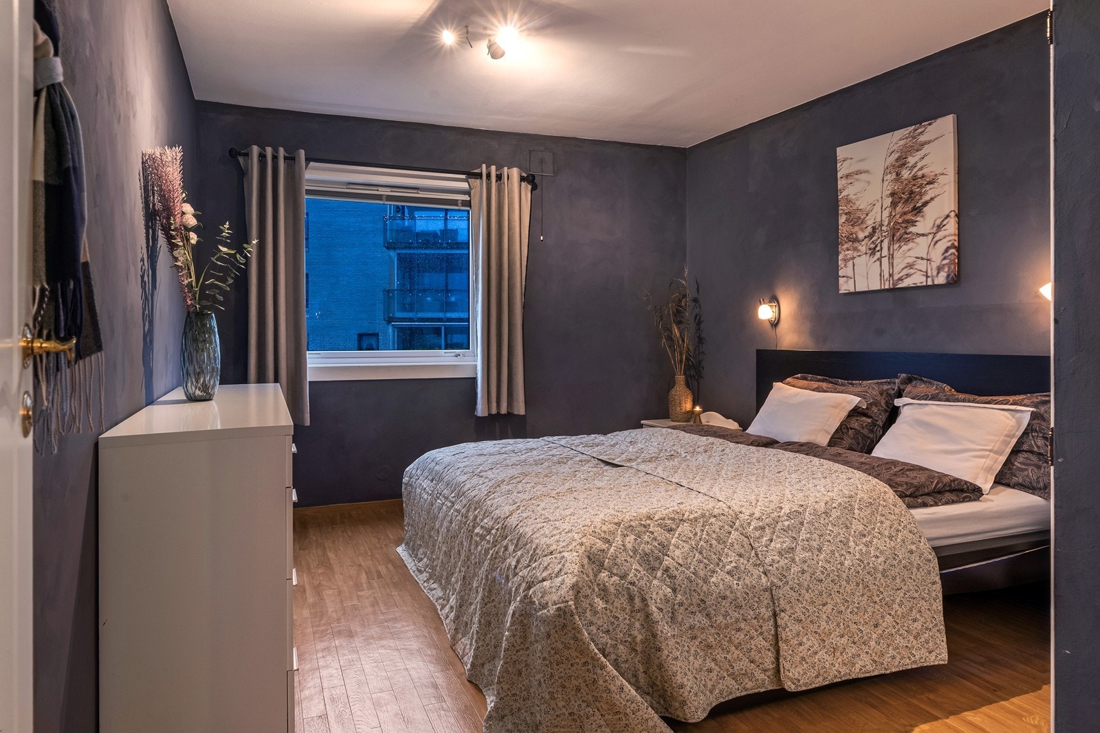 Hovedsoverommet har god plass til dobbeltseng og tilhørende møblement. Galleribilde