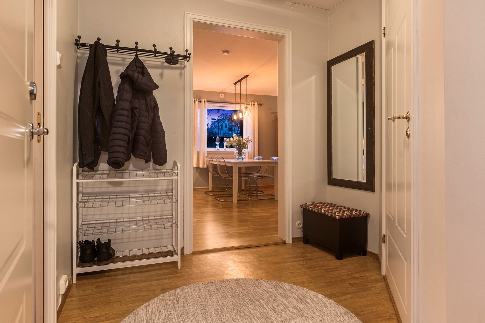 Velkommen inn i en entré med direkte tilgang til bad og stue. Galleribilde