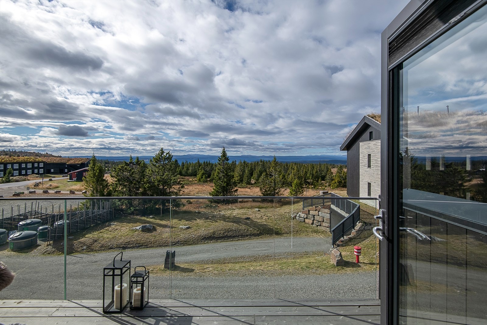 Vestvendt terrasse med fin utsikt og gode solforhold. Galleribilde