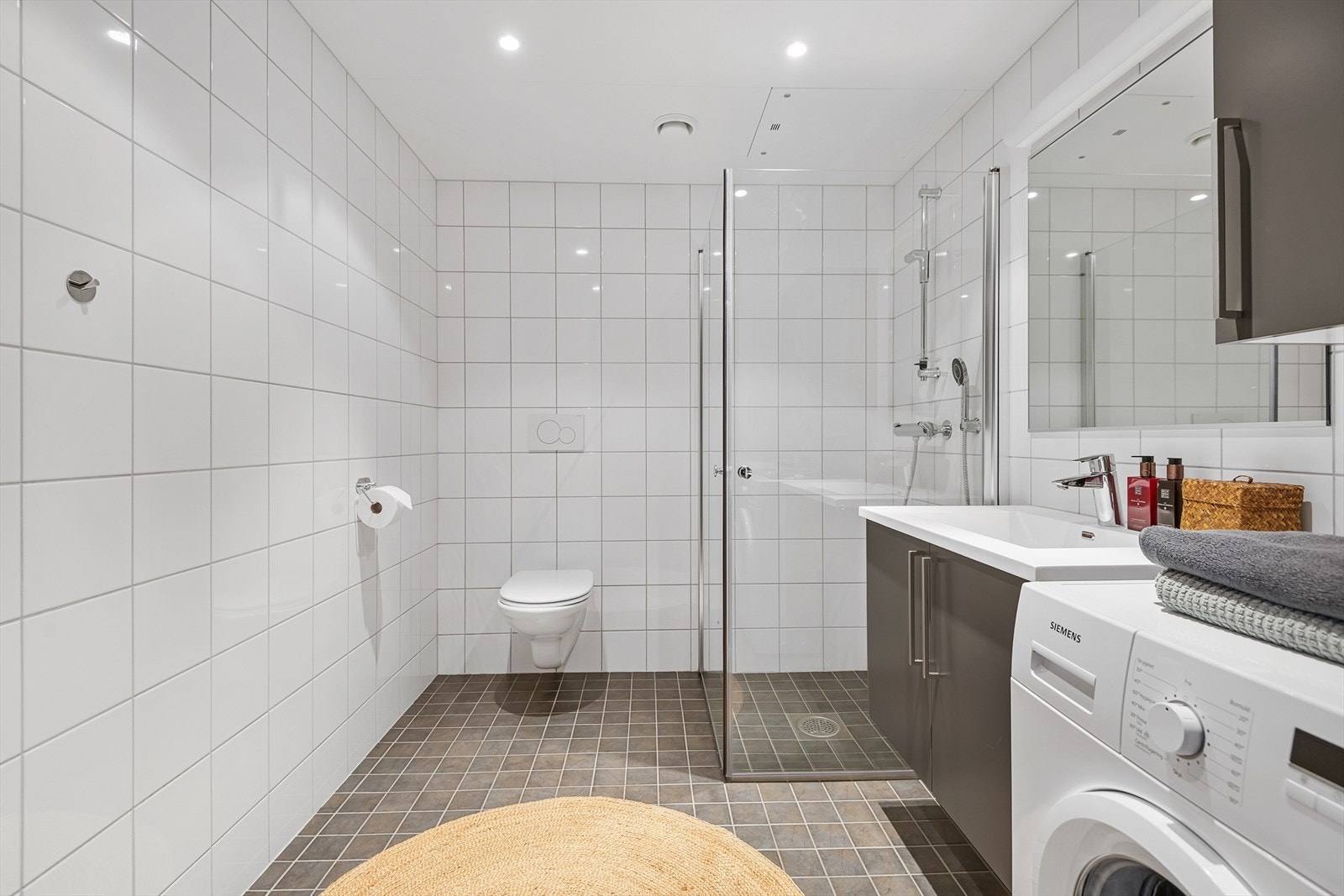 Lekkert flislagt baderom Galleribilde