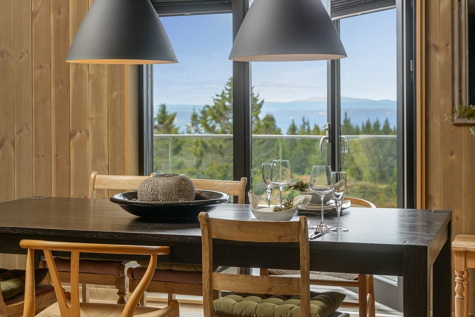 Sammen med et godt måltid og hyggelig selskap kan utsikten til naturen nytes via terrassedøren. Galleribilde