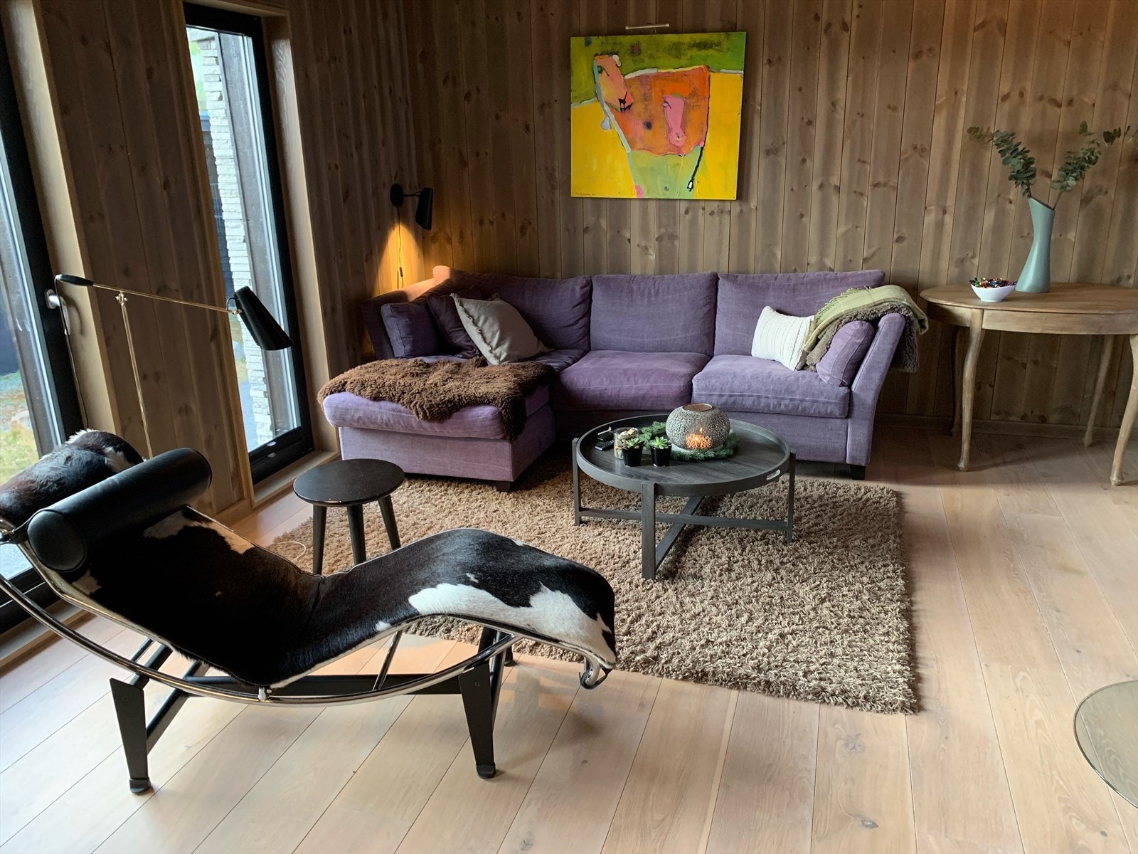 På kveldstid kan man trekke opp i sofaen og nyte varmen fra vedoven. Privat foto. Galleribilde