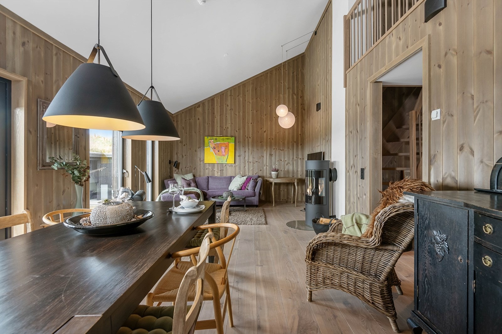 Stuen og kjøkkenet danner et herlig allrom. Galleribilde