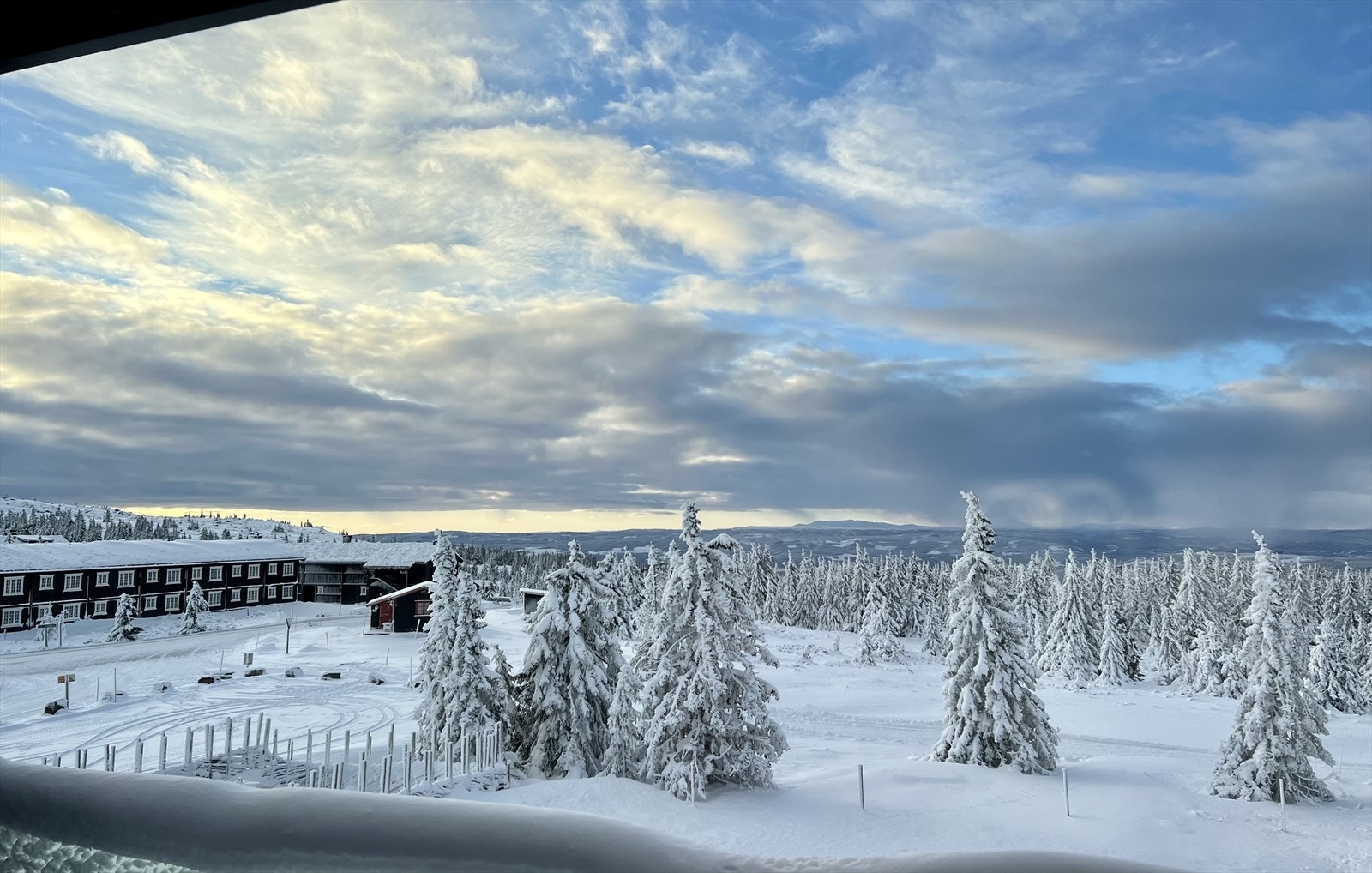 Sol og utsikt nytes på en vestvendt terrasse. Galleribilde