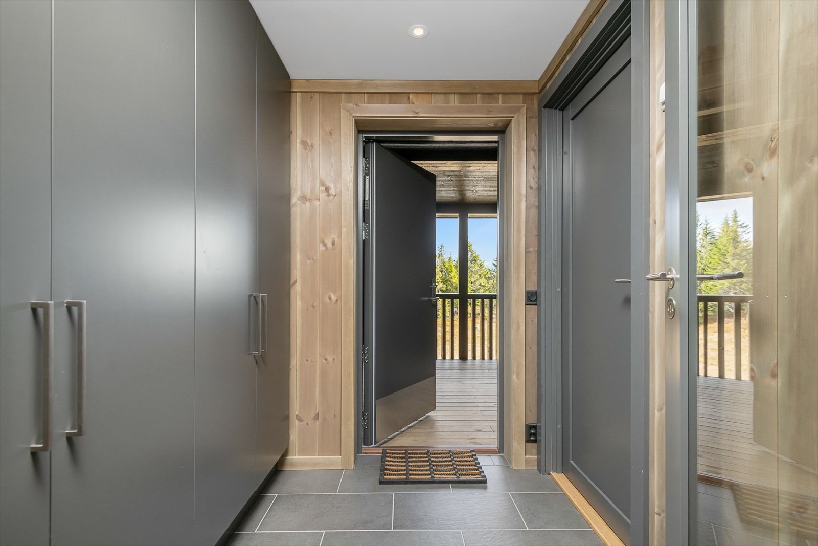 Velkommen inn. Leiligheten har bra med garderobeskap i entré. Galleribilde