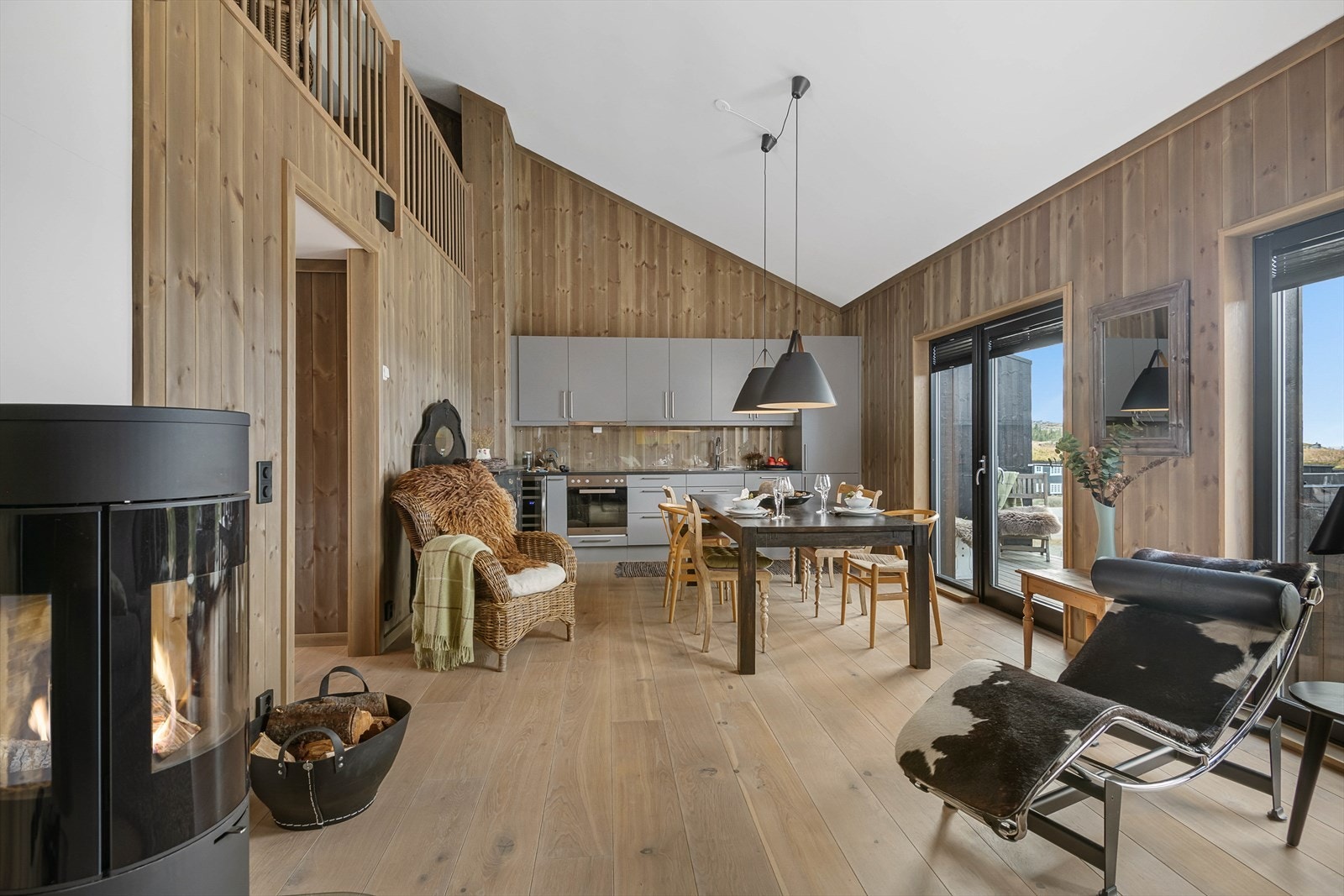 Luftig og åpen leilighet med hems og vestvendt uteplass. Galleribilde