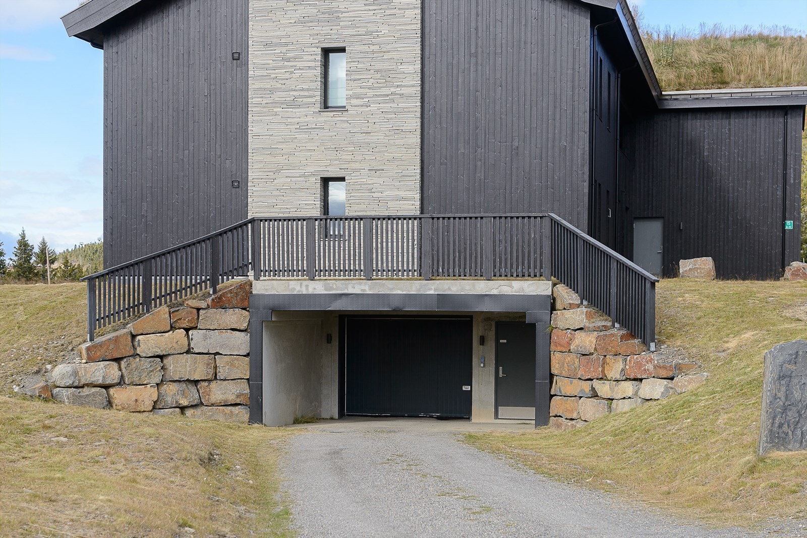 Egen parkeringsplass med el-bil lader i felles garasjeanlegg Galleribilde