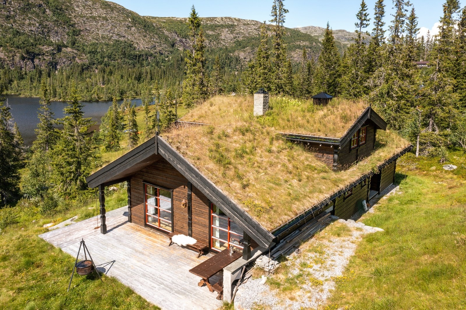 Området er et eldorado hva gjelder fritidsmuligheter med fine oppkjørte skiløyper på vinterstid rett ved hytteveggen og flott fjellterreng om sommeren. Galleribilde