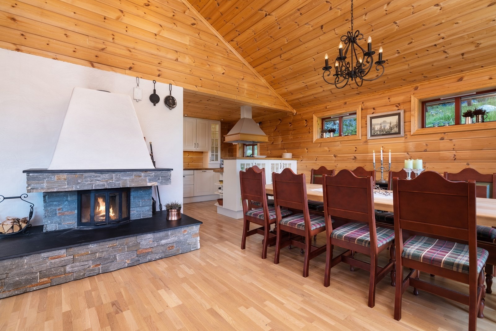 Stuen har en flott innmurt peisinnsats. Galleribilde