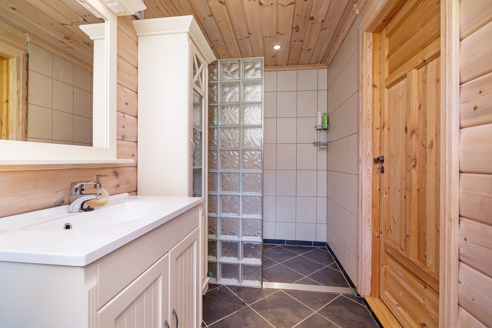 Bad i 1. etasje har fliser på gulv og vegger, varmekabler i gulv. Galleribilde