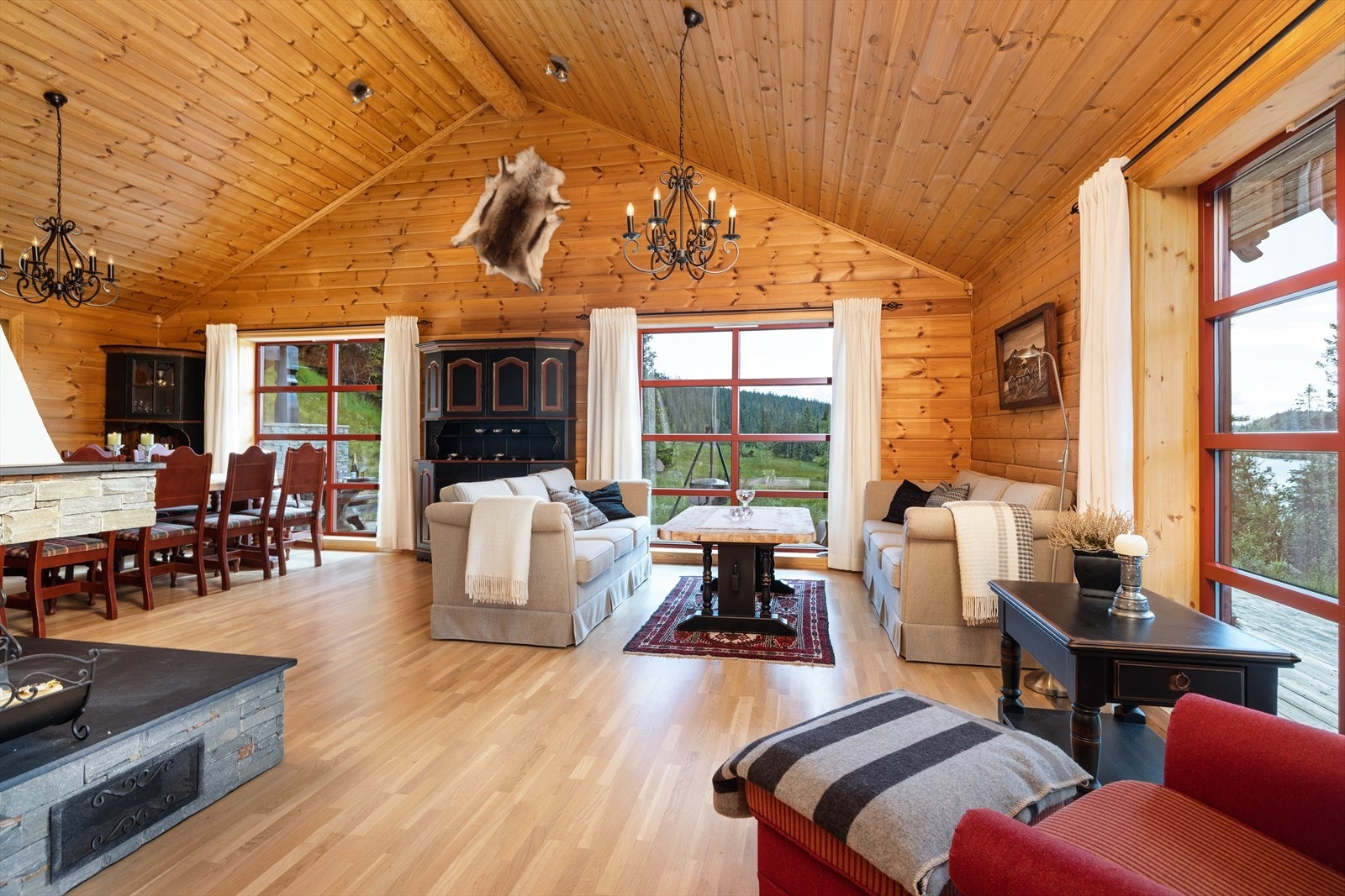 Store vinduer slipper inn godt med naturlig lys. Galleribilde