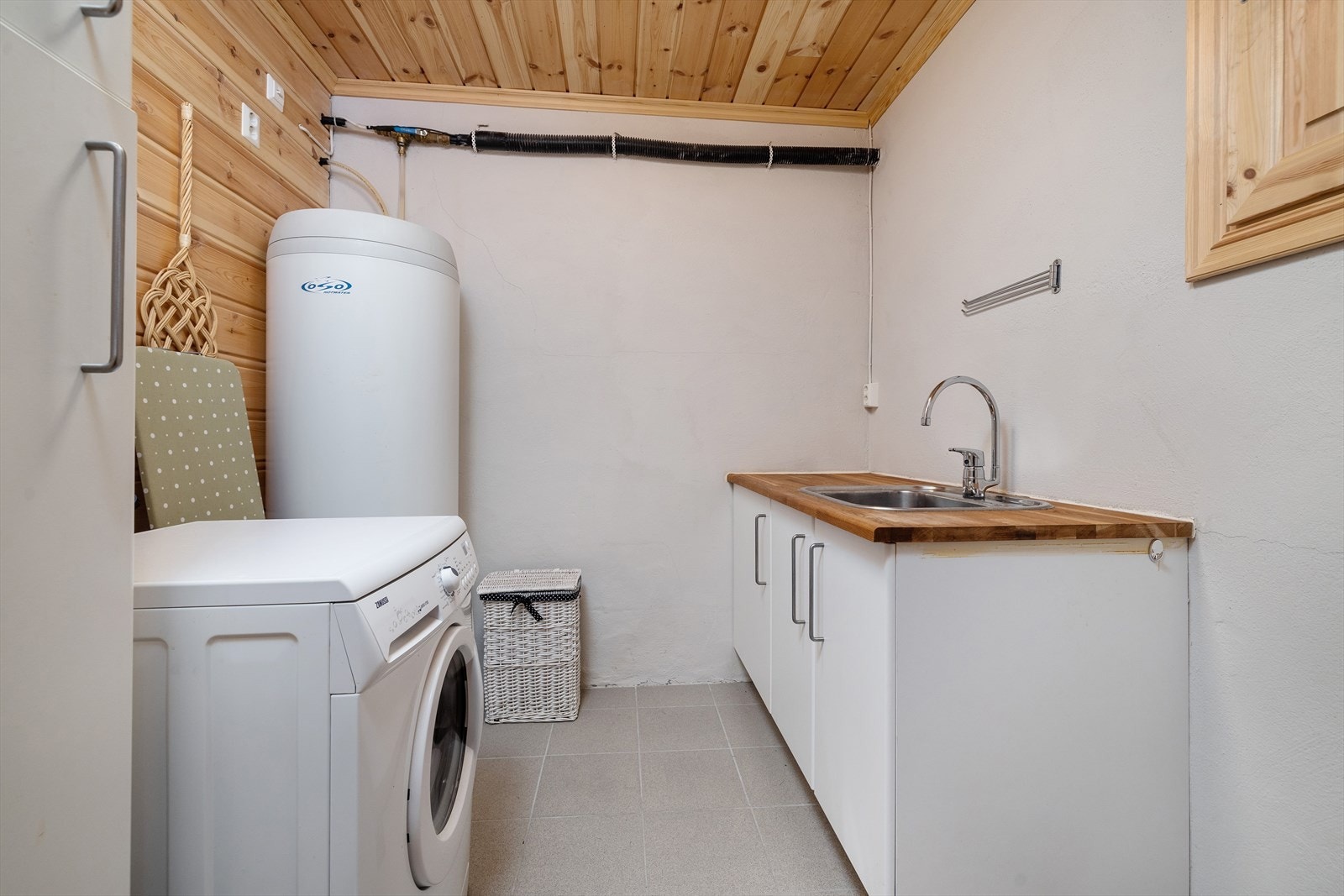 I underetasjen er det innredet vaskerom med innredning, utslagsvask og opplegg for vaskemaskin. Galleribilde