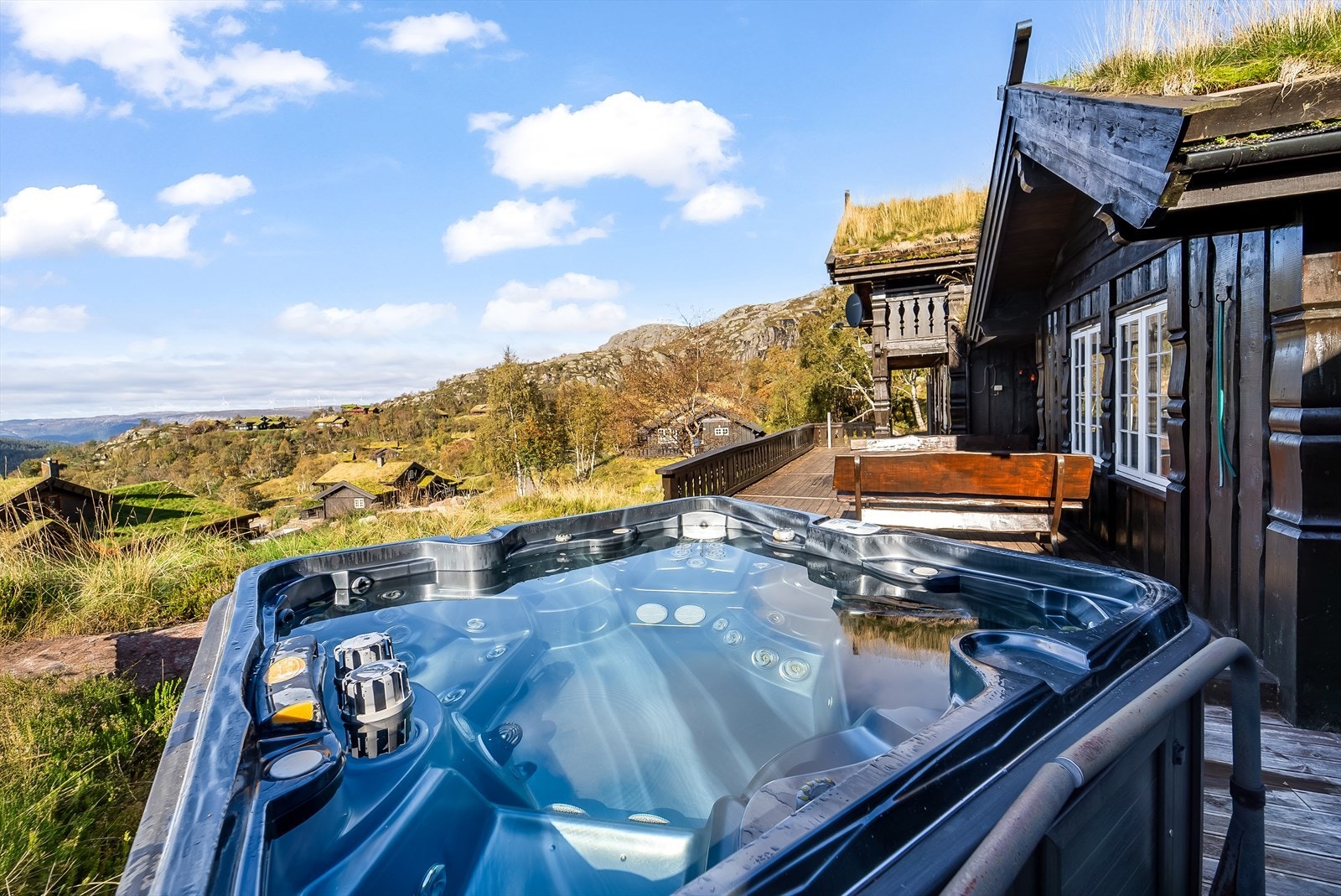 Fantastisk utsikt fra terrassen med jacuzzi. Naturskjønn beliggenhet i rolige omgivelser, perfekt for avslapning og nytelse. Galleribilde