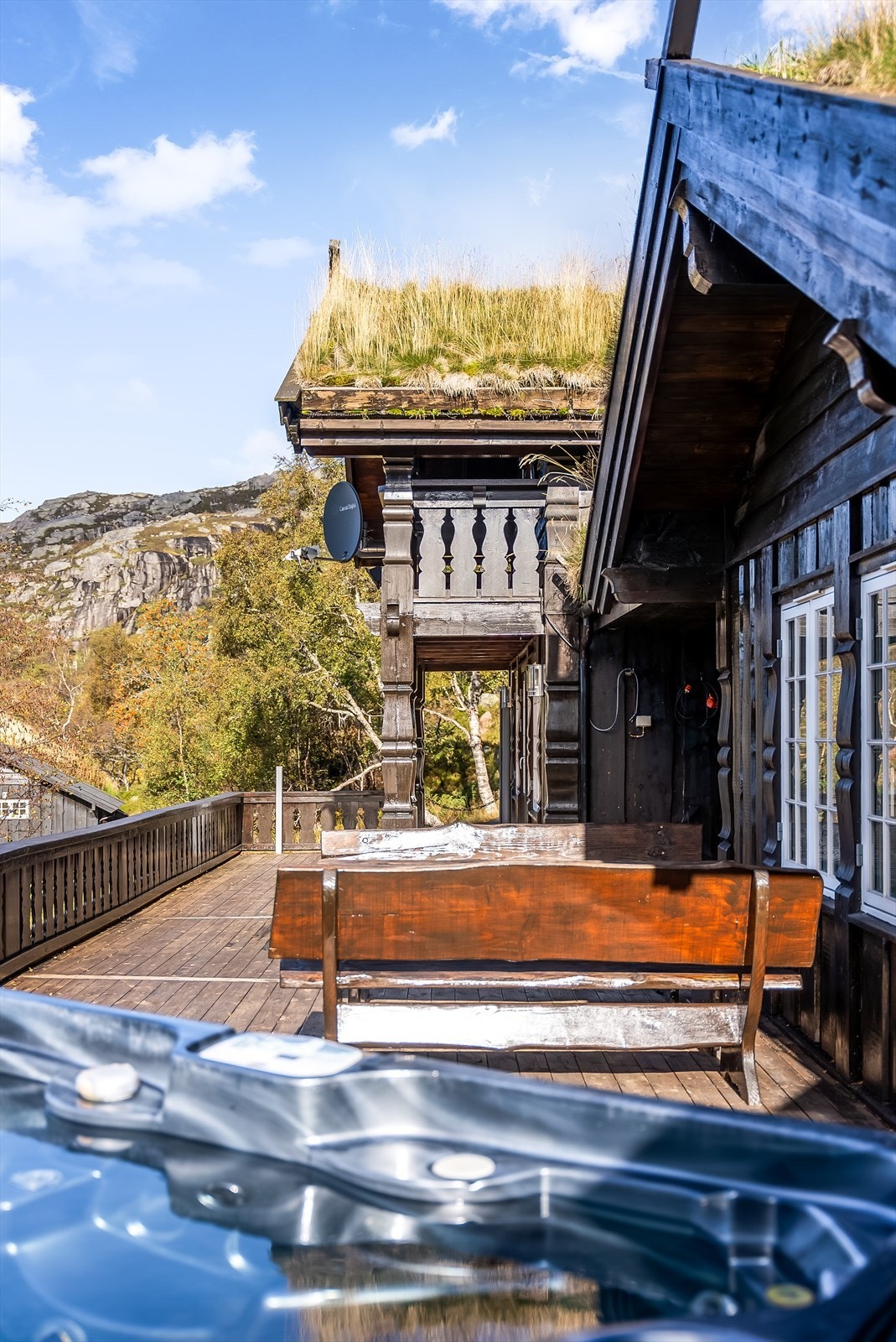 Sjarmerende hytte med fantastisk utsikt, tradisjonell torvtak, og stor terrasse. Perfekt beliggenhet for naturopplevelser og ro i vakre omgivelser. Galleribilde