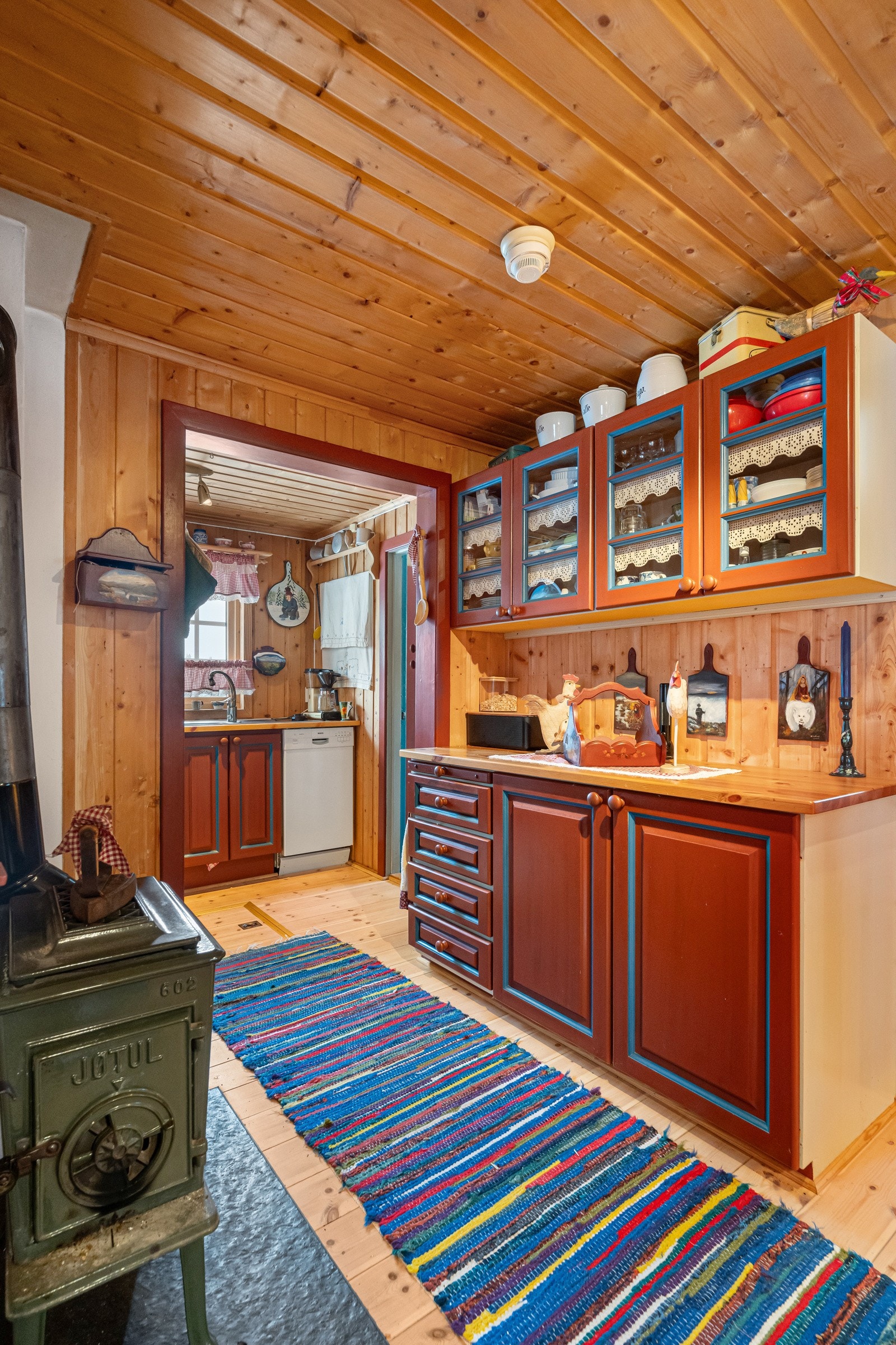 Kjøkkenet har heltreinnredning fra 2008, med profilerte, aldringsmalte fronter som gir et klassisk og rustikt utseende. Galleribilde