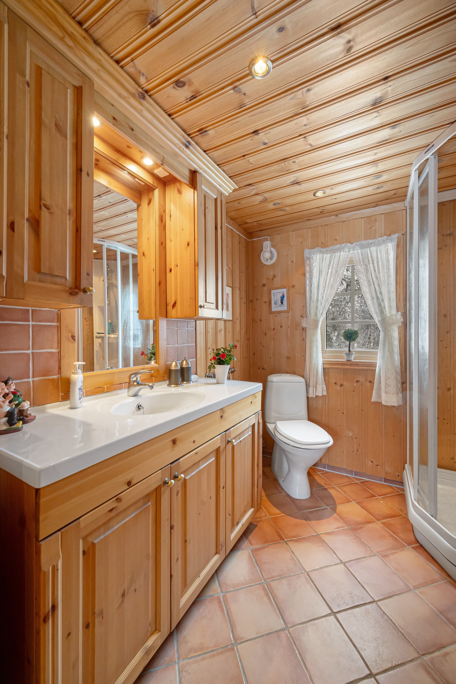 Badet ble renovert i 2008 og er nå utstyrt med fliser, med gulvvarme som gir ekstra komfort Galleribilde