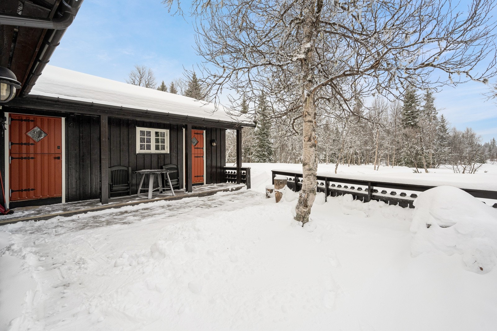 Hytta har fin utsikt og gode solforhold i naturskjønne Synnfjell! Galleribilde