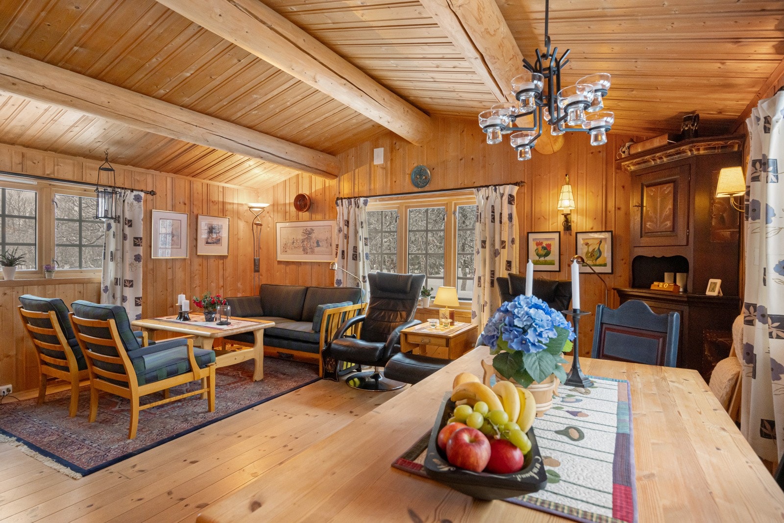 De synlige åsene i himlingen gir rommet en karakteristisk, åpen og luftig følelse, og bidrar til den tradisjonelle, landlige stilen Galleribilde