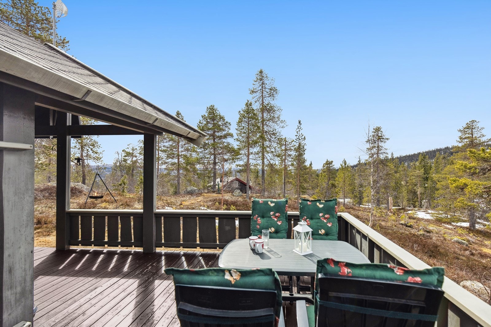 Eiendommen har sol hele dagen og uteområdet er tilrettelagt for sosialt samvær både på terrassen eller i terrenget Galleribilde