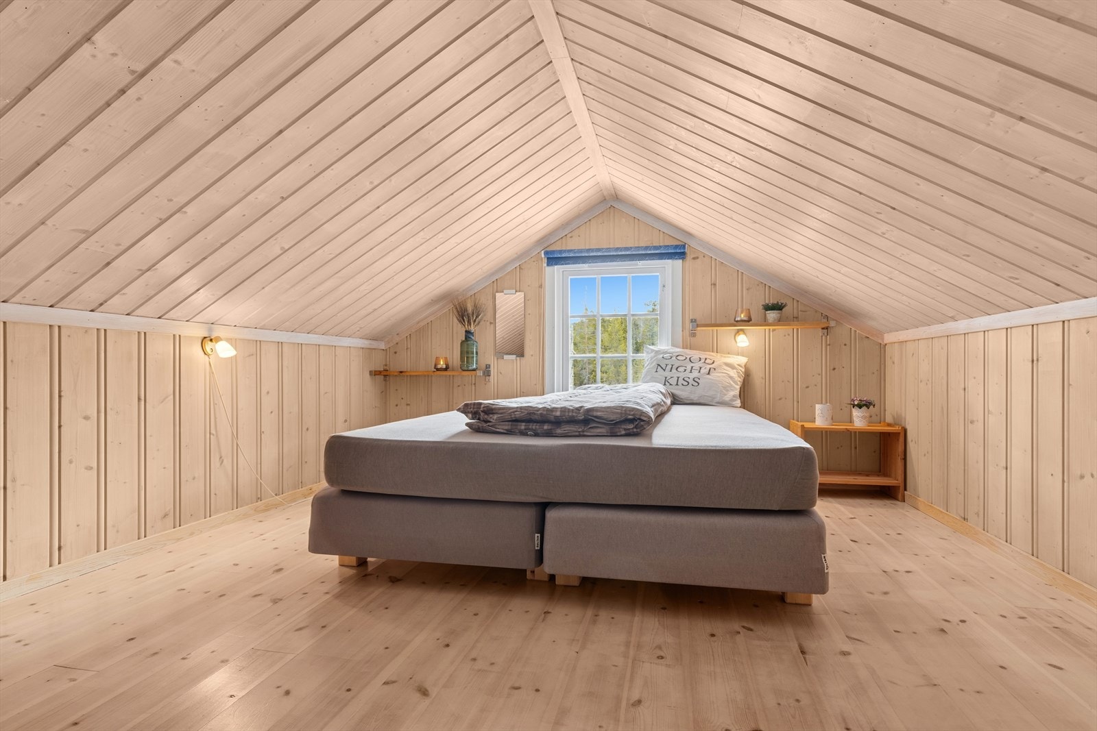 Hems er innredet med soveplass. Hems har ikke måleverdig areal grunnet lav takhøyde og er ikke godkjent for varig opphold Galleribilde