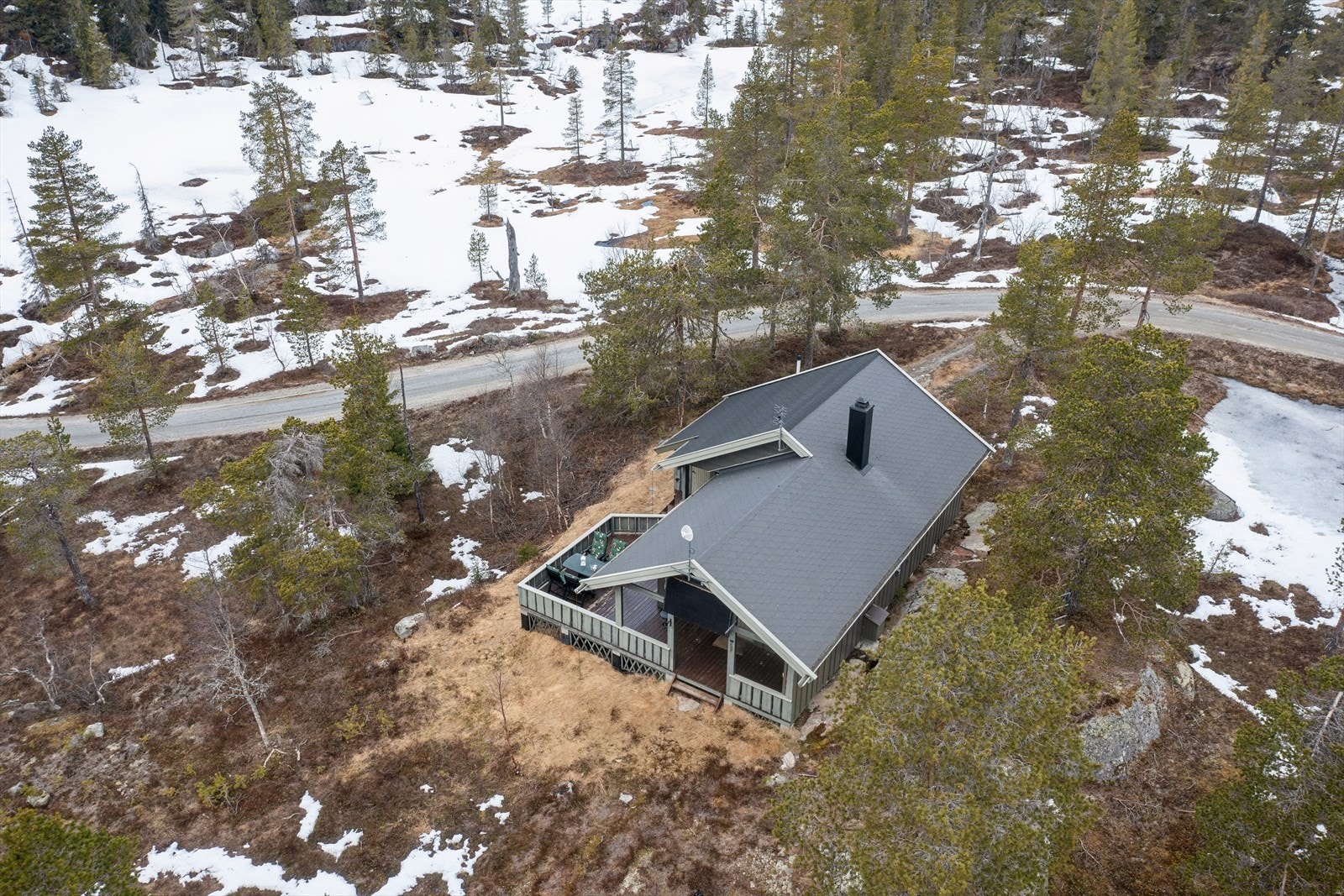 Det er bilvei helt frem med parkering på egen tomt - enkelt og praktisk til ferieoppholdet Galleribilde