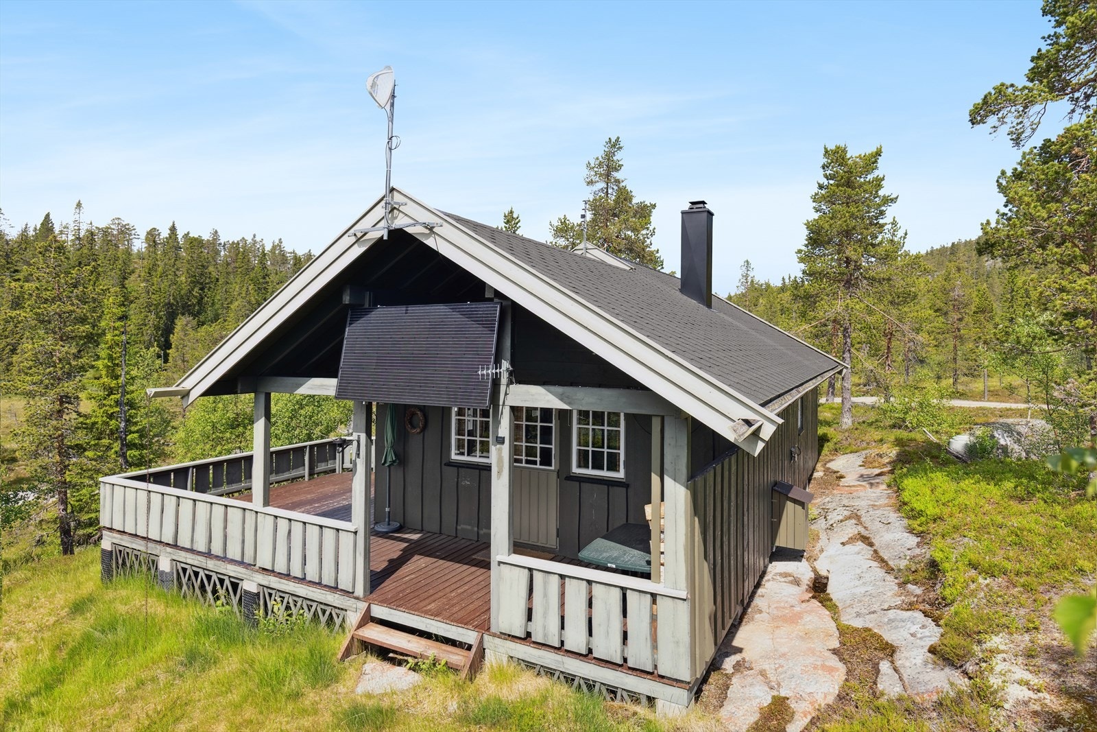 Solrik og naturnær uteplass - perfekt for late sommerdager i grønne omgivelser. Galleribilde
