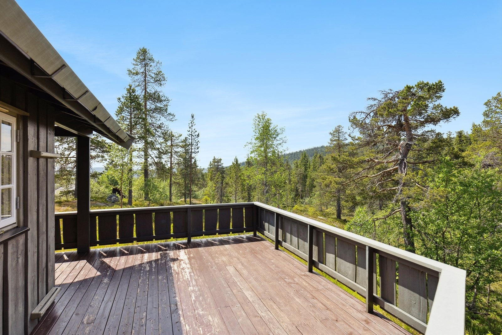Eiendommen har sol hele dagen og uteområdet er tilrettelagt for sosialt samvær både på terrassen eller i terrenget Galleribilde