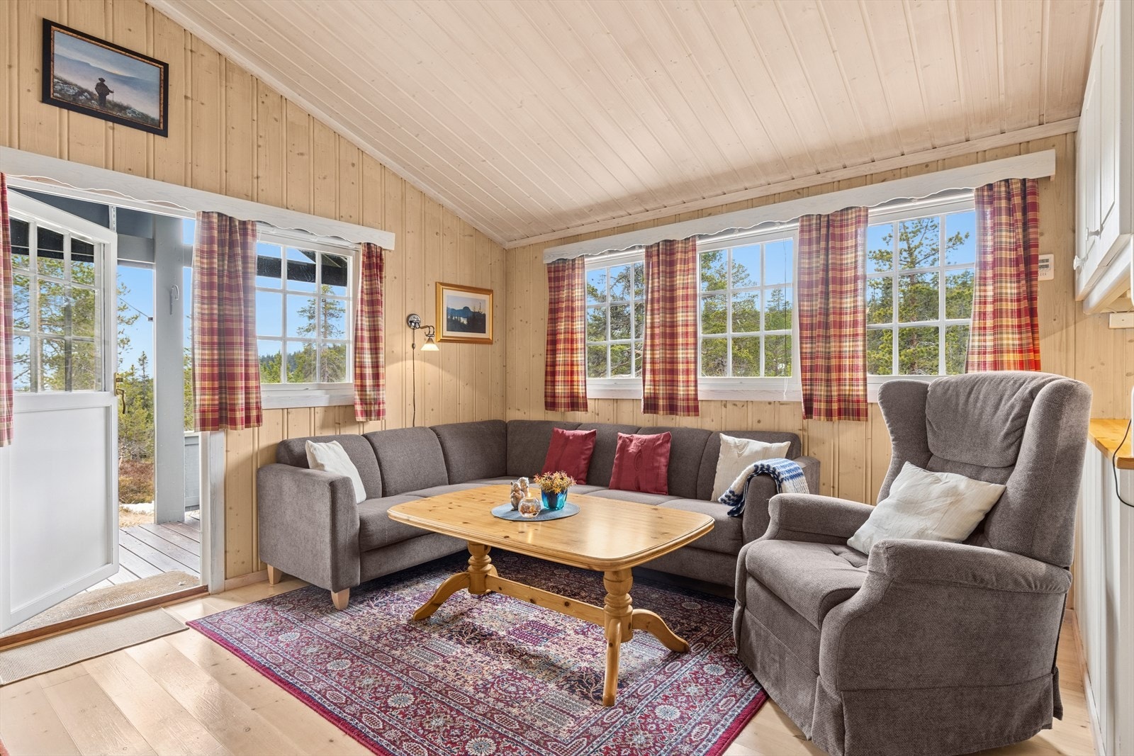 Gode vindusflater gir godt gjennomlys samtidig som utsikten kan nytes og naturen slippes inn Galleribilde