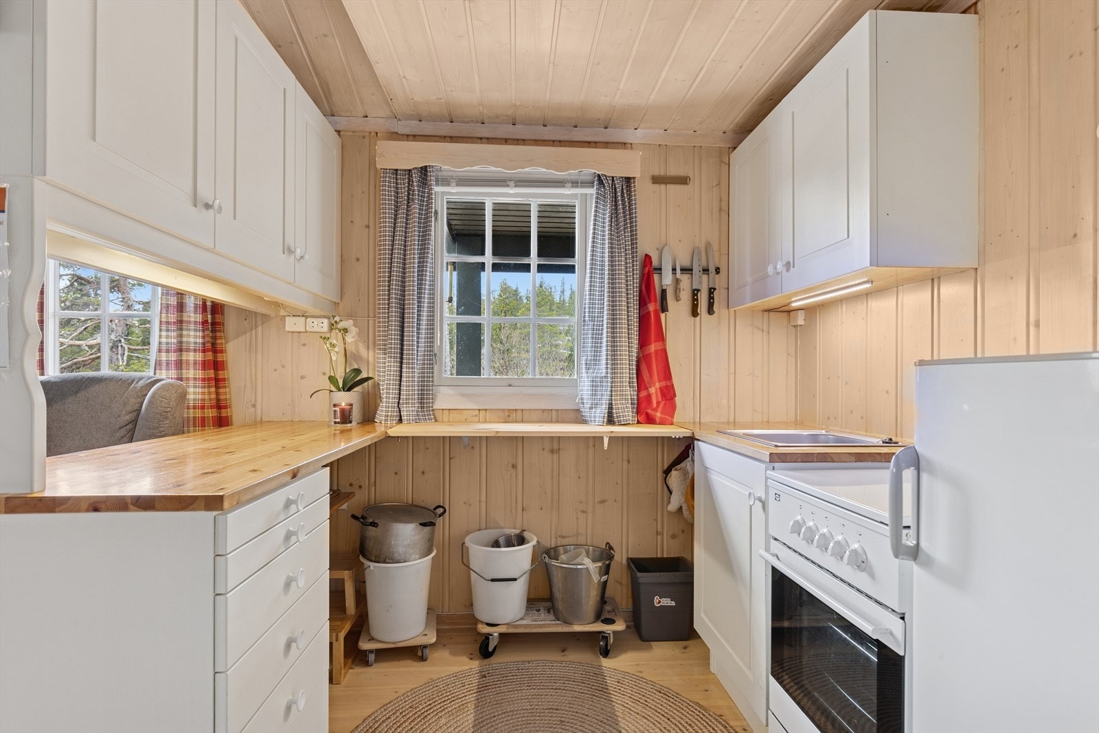 Kjøkkenet har en fin u-form med åpning mot stuen. Galleribilde