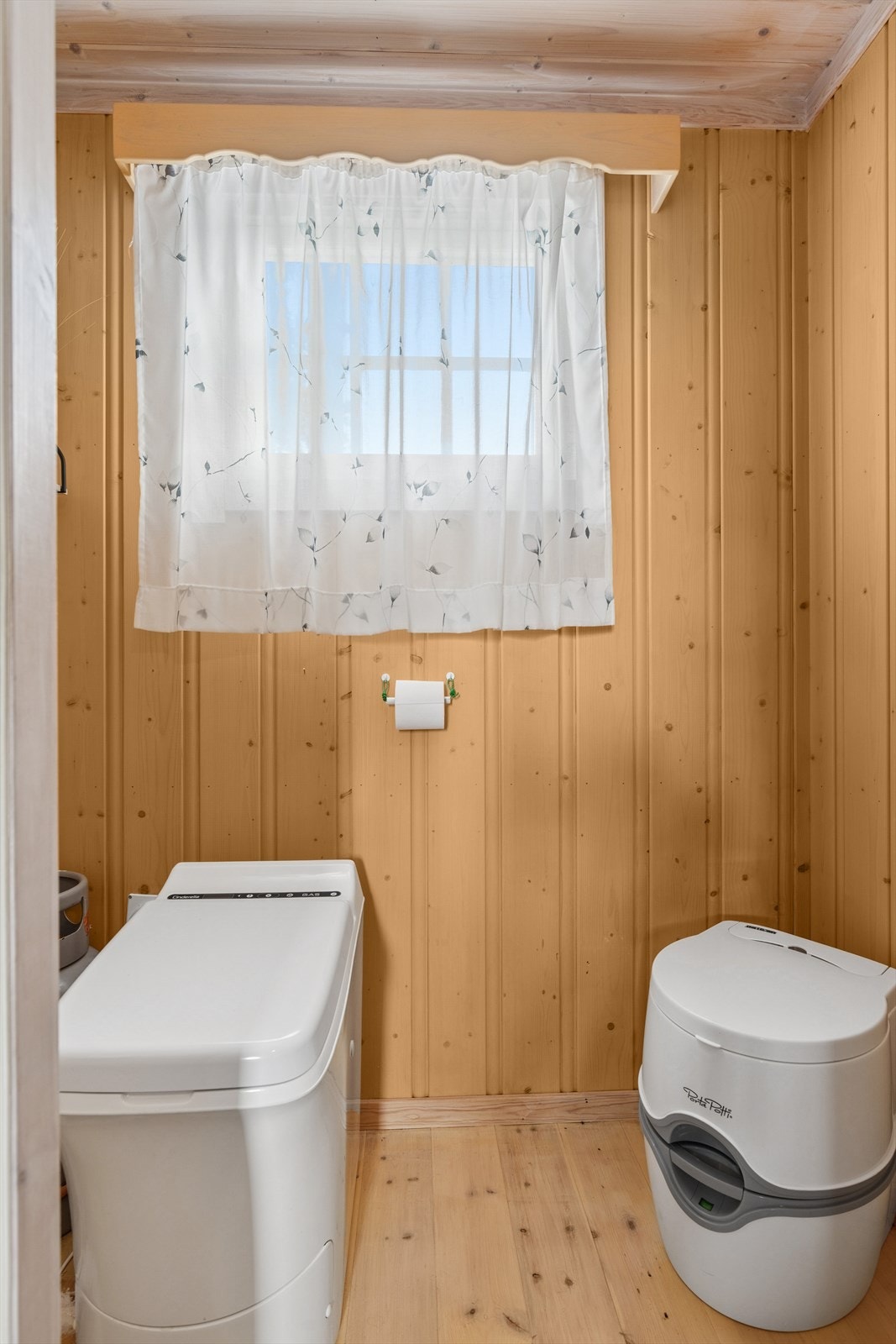 Eget toalettrom med Cinderella forbrenningsdo, nytt i 2023 Galleribilde