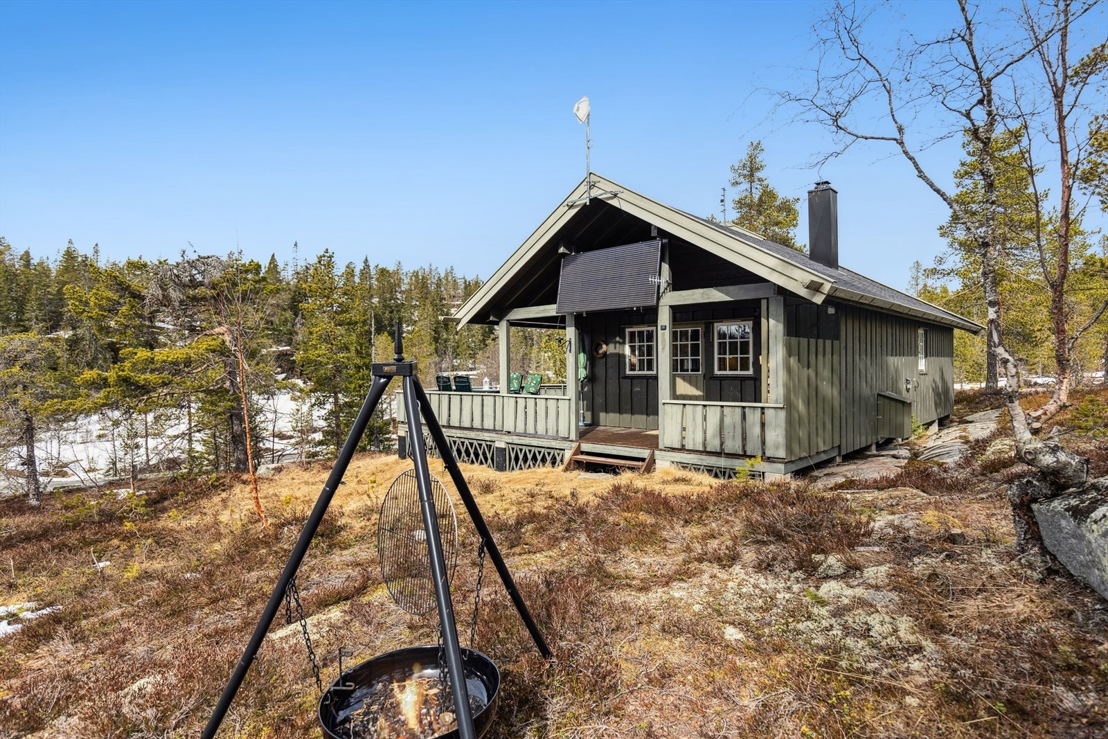 Hytten har strøm fra eget solcellepanel Galleribilde