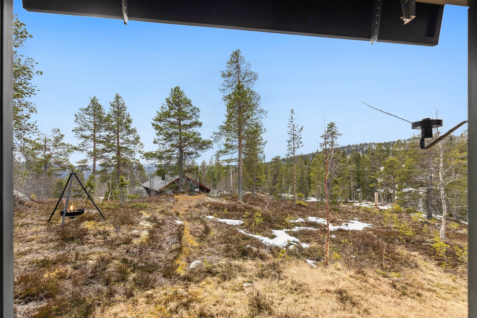 Stedet er et eldorado for den friluftsinteresserte, og den solrike eiendommen og koselige hytten innbyr til rolige dager i vakre, rolige og skjermede omgivelser. Her får du orkesterplass til sesongenes fargeskifte. Galleribilde