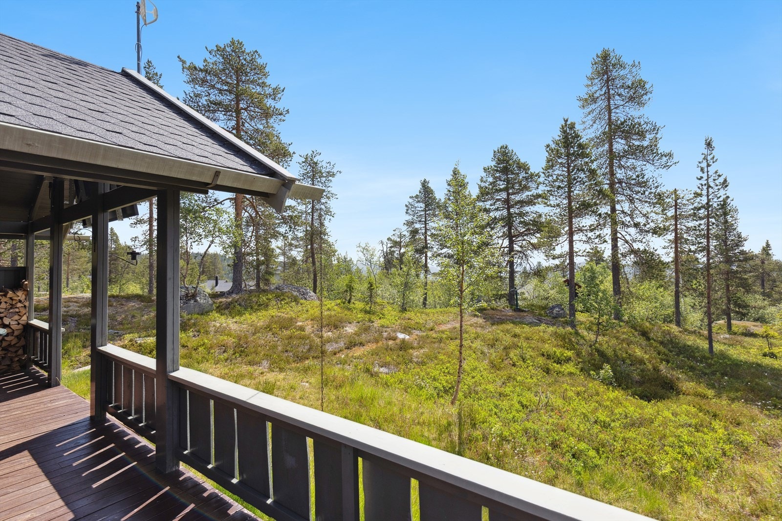 Med en flott naturtomt oppleves uteplassen skjermet samtidig som en nyter en naturskjønn utsikt Galleribilde