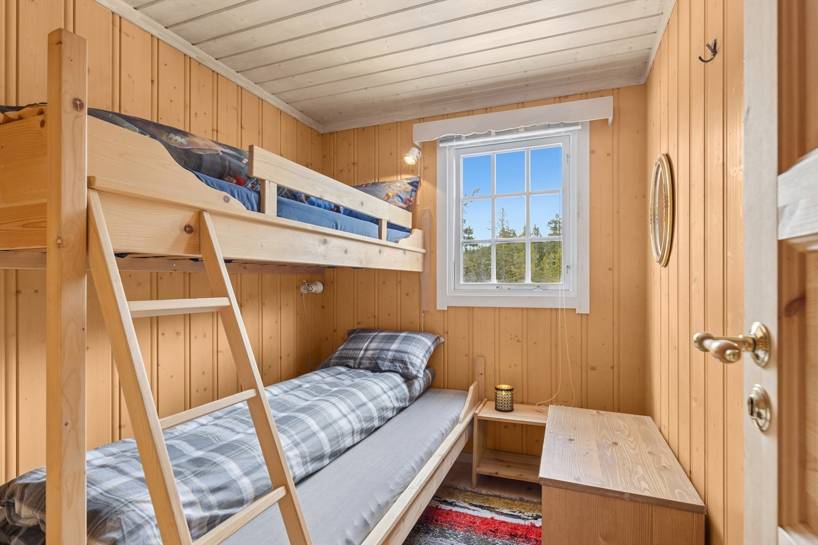 Soverom 2 har plassbygget familiekøye Galleribilde