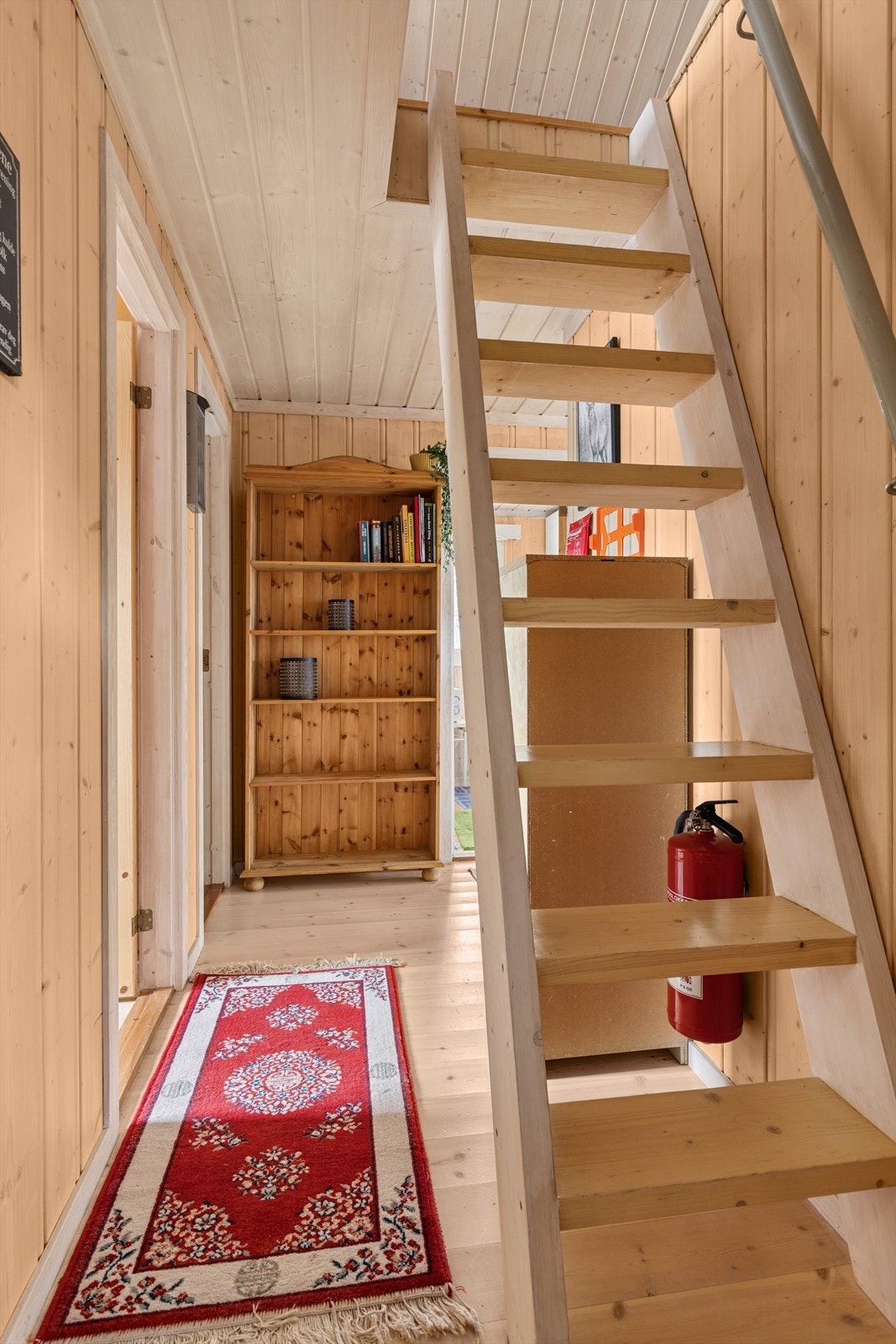 Trappestige opp til hems Galleribilde