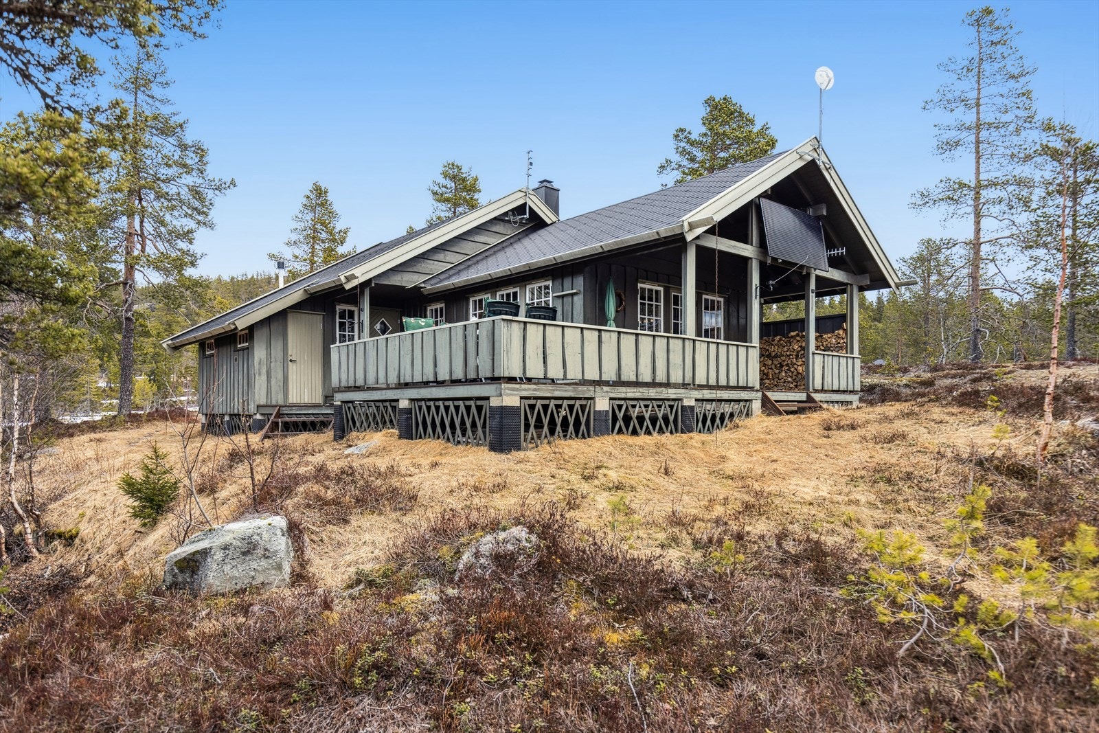 Tomten er på ca. 1 mål og er flat til lett skrående Galleribilde