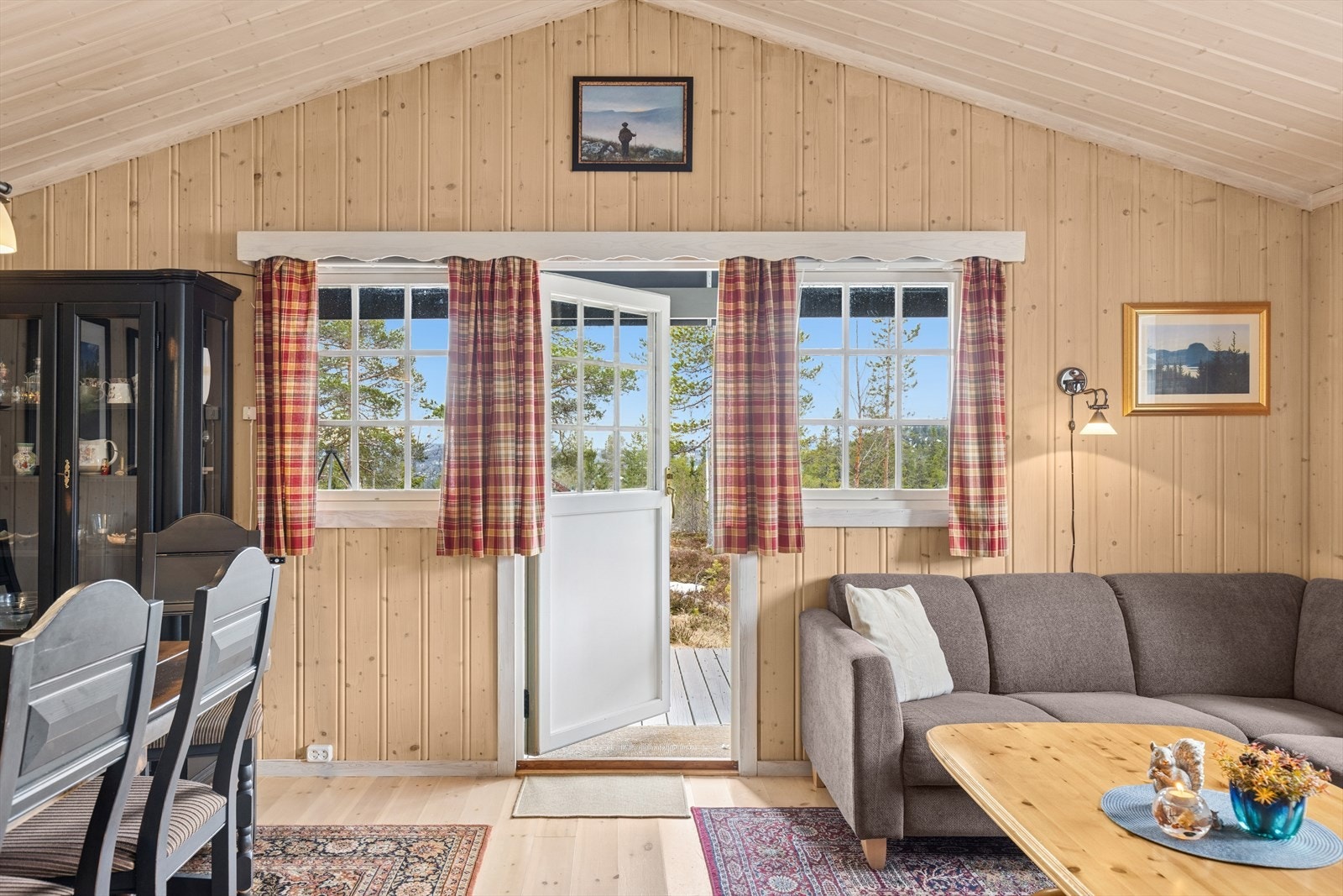 Lys og luftig stue med god takhøyde og godt lysinnslipp. Utgang til terrassen og uteområdet Galleribilde