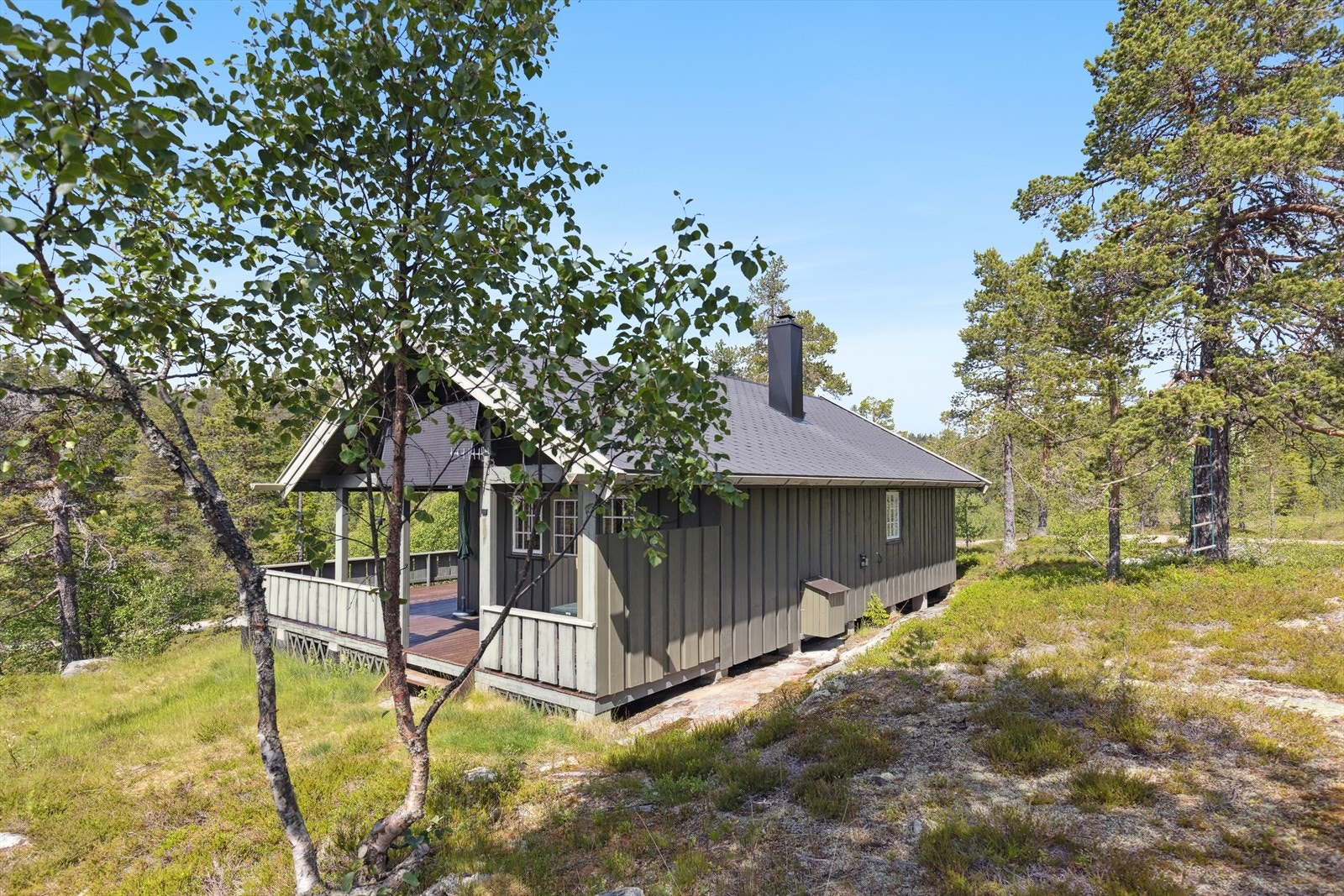 Eiendommen er omkranset av Trillemarka og har umiddelbar nærhet til Trillemarka naturreservat. Trillemarka er kjent for sin urørte natur og gamle skoger og er et populært sted for friluftsliv, med mange muligheter for fotturer, fiske og naturopplevelser. Galleribilde