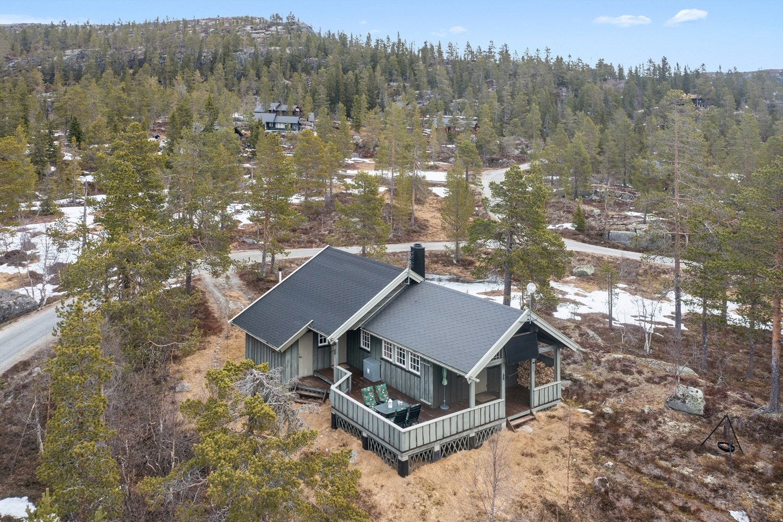Eiendommen ligger landlig og idyllisk til i et etablert hytteområde på Lågfeltet i ca. 782 m.o.h. i flotte naturomgivelser. Fredelige og rolige omgivelser med gode rekreasjonsmuligheter. Galleribilde
