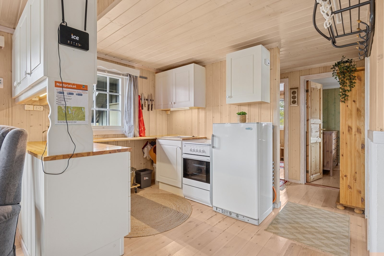 Det medfølger frittstående gasskomfyr og gasskjøleskap. Boligen har tilgang på vann via vannpost. Galleribilde