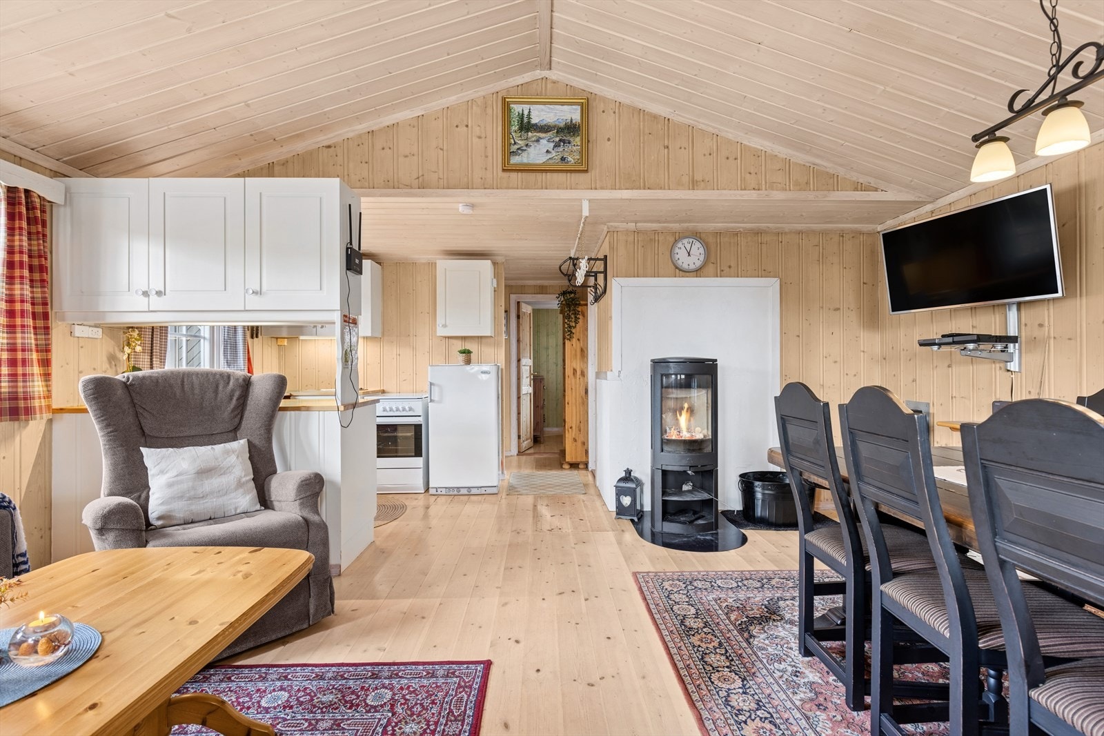 Allrommet er lyst og åpent og byr inn til sosialt samvær og peiskos Galleribilde